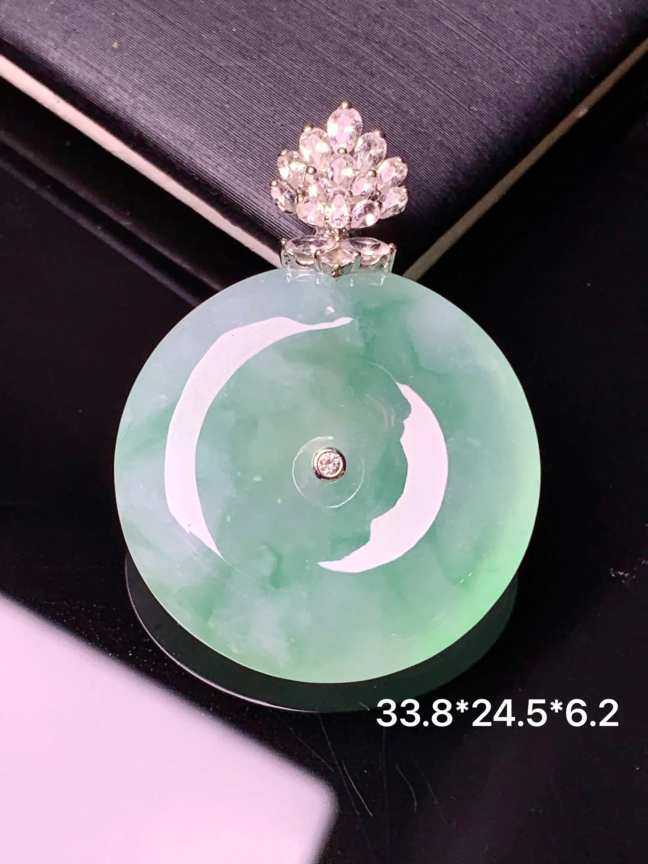 18k金钻镶嵌飘绿平安扣吊坠 玉质细腻 色泽艳丽清新 整体尺寸33.8*24.5*6.2