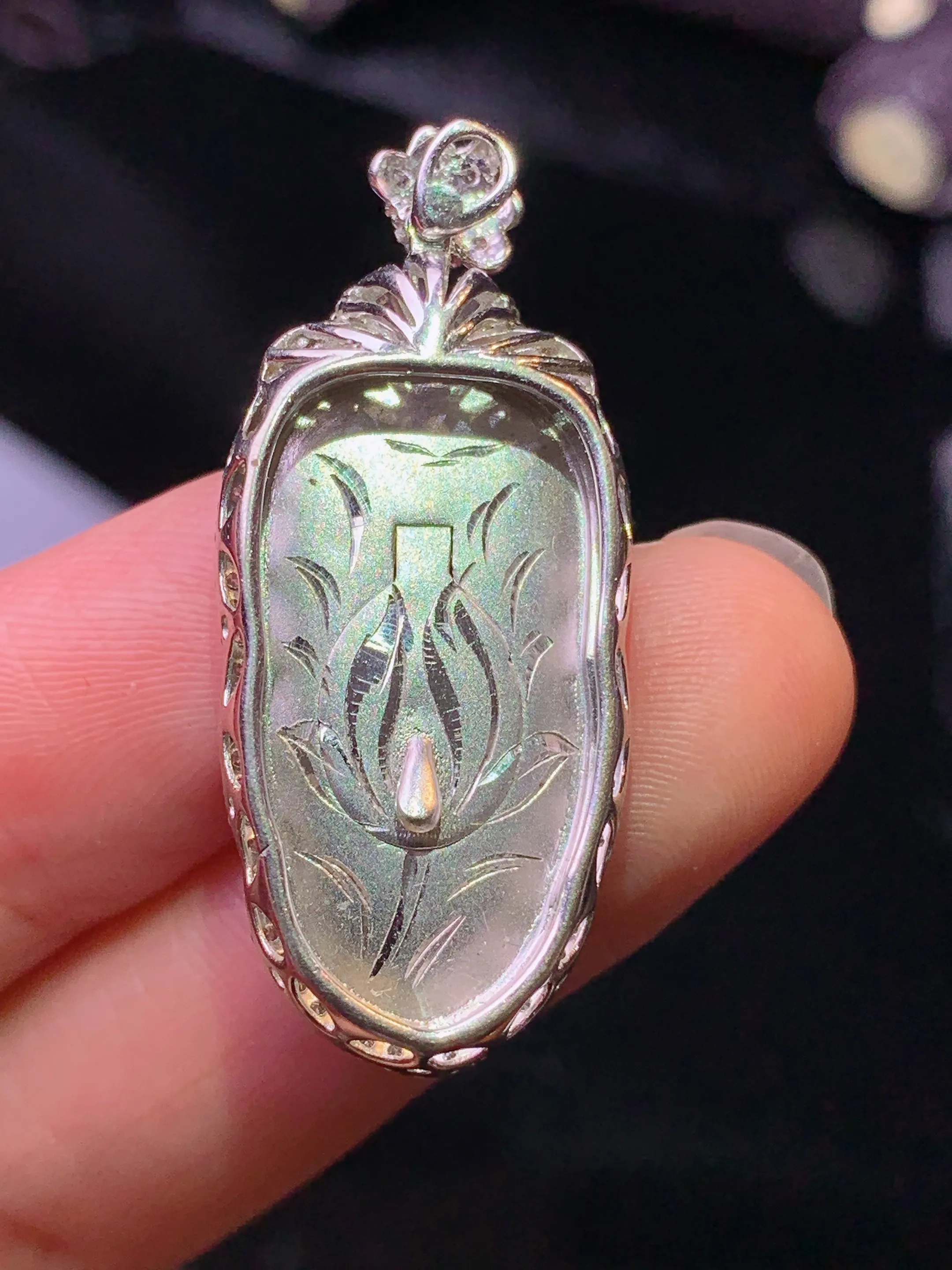 18k金钻镶嵌翠绿树叶吊坠 玉质细腻 色泽艳丽清新 整体尺寸36.5*15.8*6.8