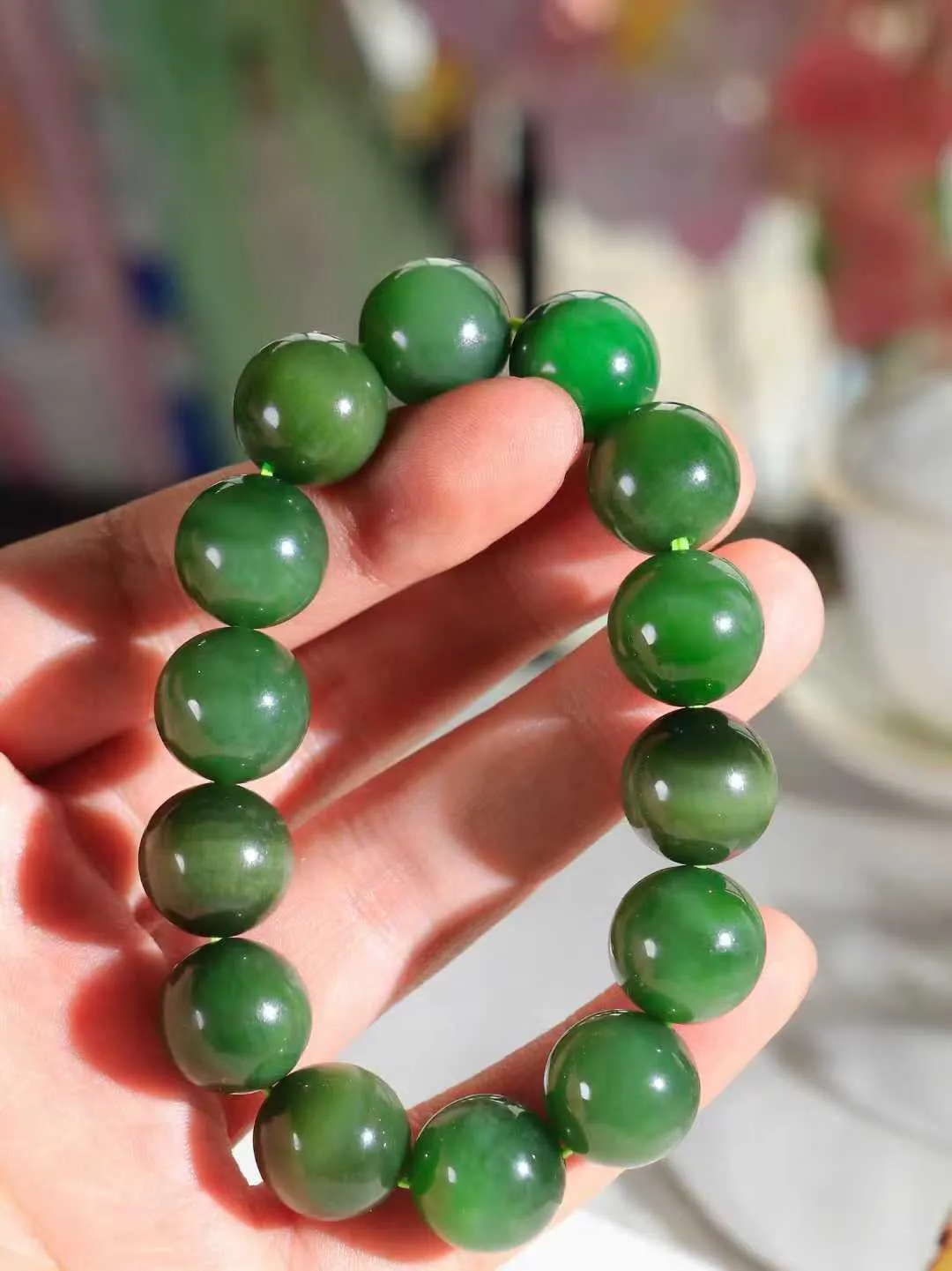 【玉润心田.福运绵延.手串】

精品和田玉碧玉猫眼圆珠手串，承载着千年玉文化的深厚底蕴，寓意吉祥如意、福运绵长。每一颗珠子都经过精心打磨，圆润光滑，为您带来宁静与祥和。重73.5克  尺寸取一14.9mm  21301268O