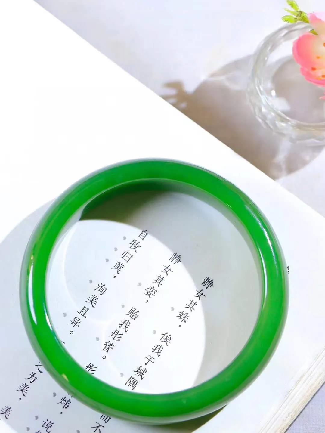 （温柔雅致.手镯）

收藏传家级臻品️和田玉碧玉手镯。镯型饱满，温润细腻，脂润沁香。️执一卷书，沏一盏茶，着一袭裙，戴一只镯。淡淡浅笺，素心若兰，静赏玉中诗画。悠悠岁月，芊手轻摘，盛满诗样芳华。重74.6克   尺寸62.5-15.6-8.5mm    FDA-3215800