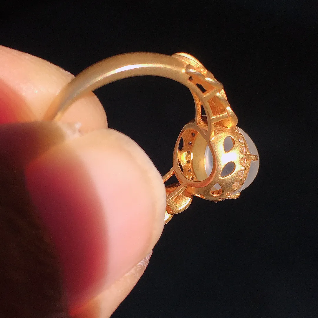 冰种蛋面戒指，玉质细腻，荧光感超
强，饱满圆润，尽显优雅气质，18k
金豪华镶嵌