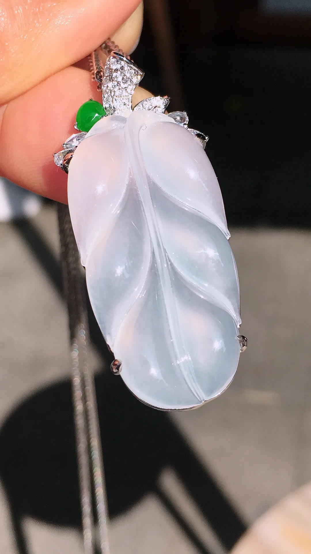 冰种玉叶吊坠，玉质细腻，荧光感超
强，饱满圆润，尽显优雅气质，18k
金豪华镶嵌