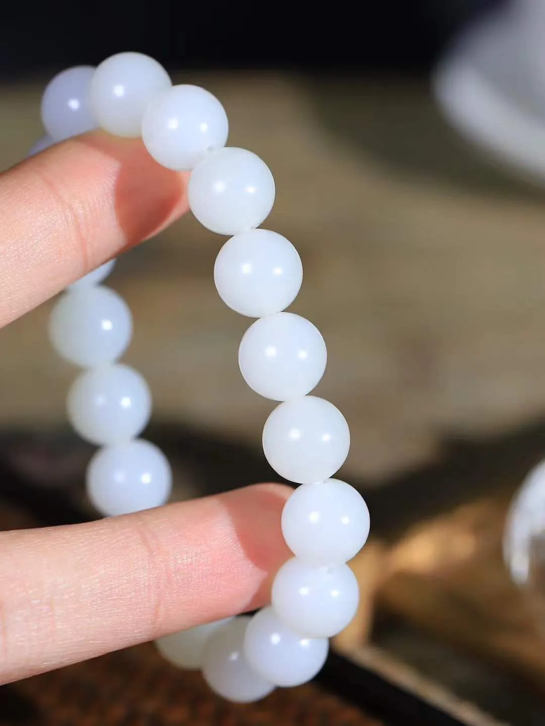 【珠圆玉润.手串】

精品和田玉白玉珠圆玉润手串 玉质温润细腻  整串打磨圆润，佩戴舒适。珠珠落玉盘，间关莺语花底滑，一生美好时光，无论身在何处，都有它相伴相守。事事顺遂，幸福美满，吉祥如意。重35克 尺寸取一11mm  FDA-2214333