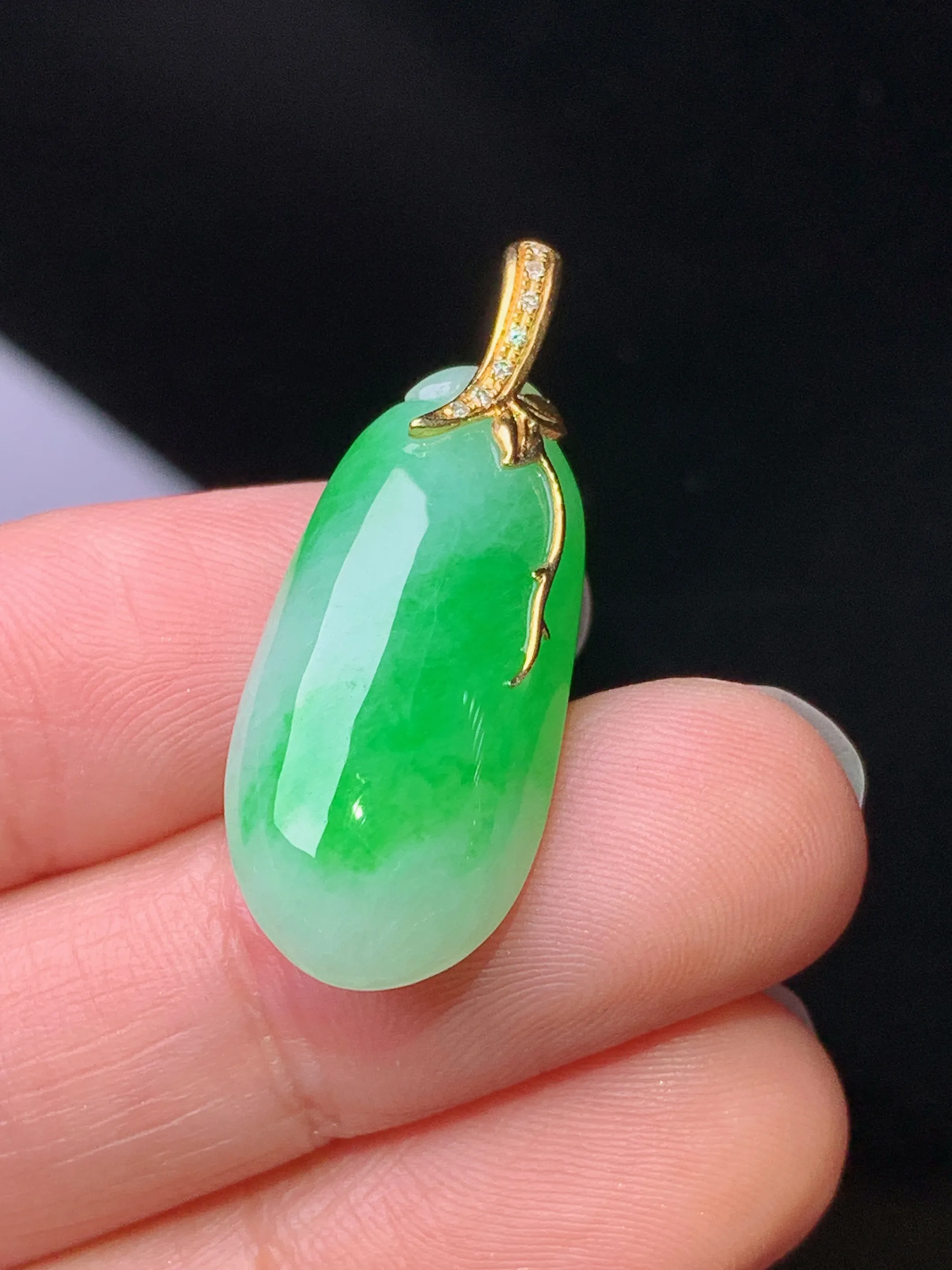 18k金钻镶嵌翠绿福瓜吊坠 玉质细腻 色泽艳丽清新 整体尺寸31.3*12.3*7