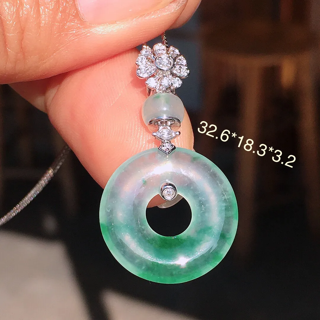 飘绿平安扣吊坠，色泽艳丽，玉质细腻，荧光感超
强，饱满圆润，尽显优雅气质，18k
金豪华镶嵌