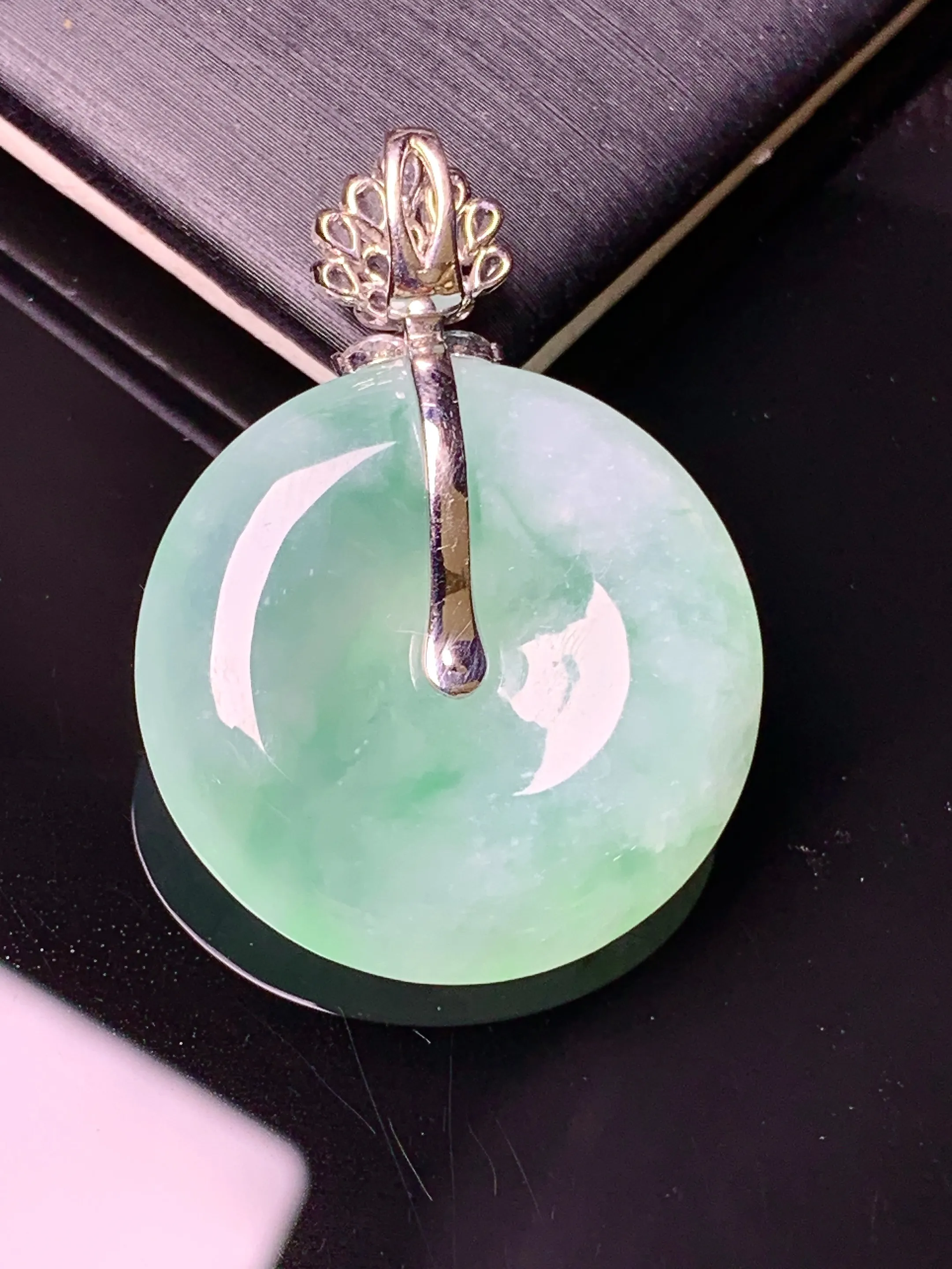 18k金钻镶嵌飘绿平安扣吊坠 玉质细腻 色泽艳丽清新 整体尺寸33.8*24.5*6.2