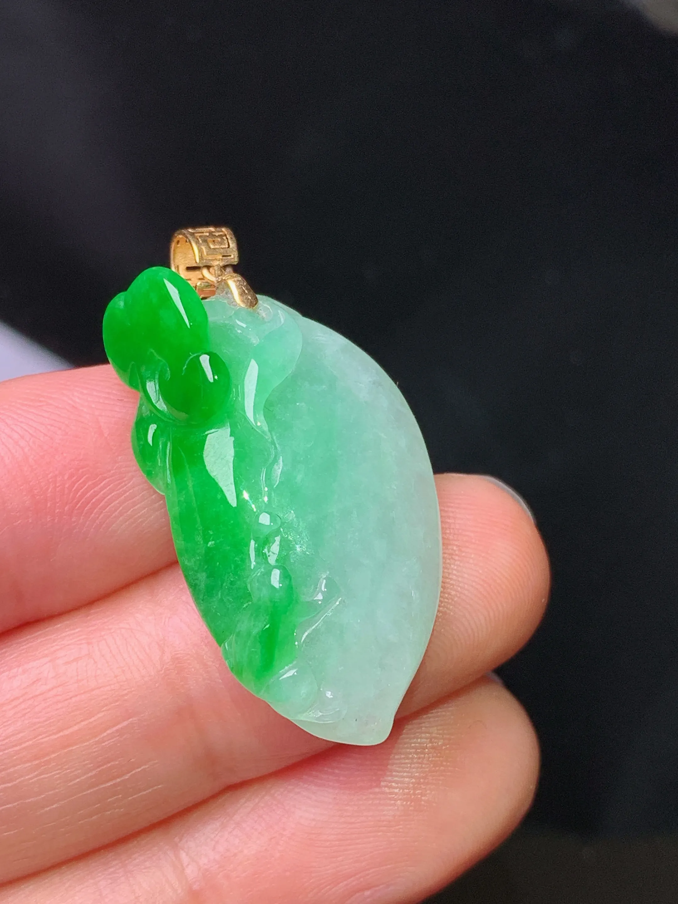 18k金镶嵌飘绿如意吊坠 玉质细腻 色泽艳丽清新 整体尺寸35.2*16.8*8.2