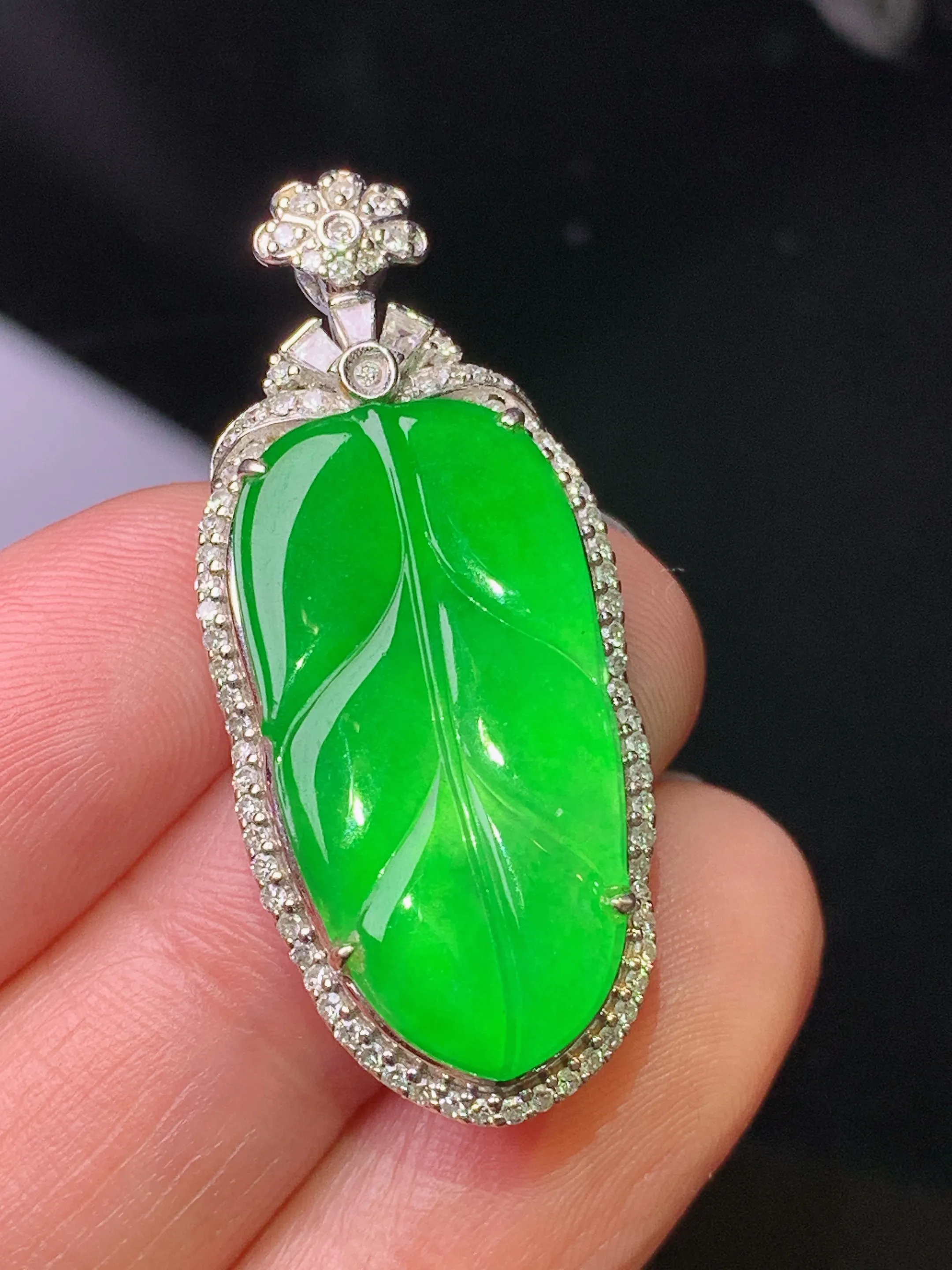 18k金钻镶嵌翠绿树叶吊坠 玉质细腻 色泽艳丽清新 整体尺寸36.5*15.8*6.8