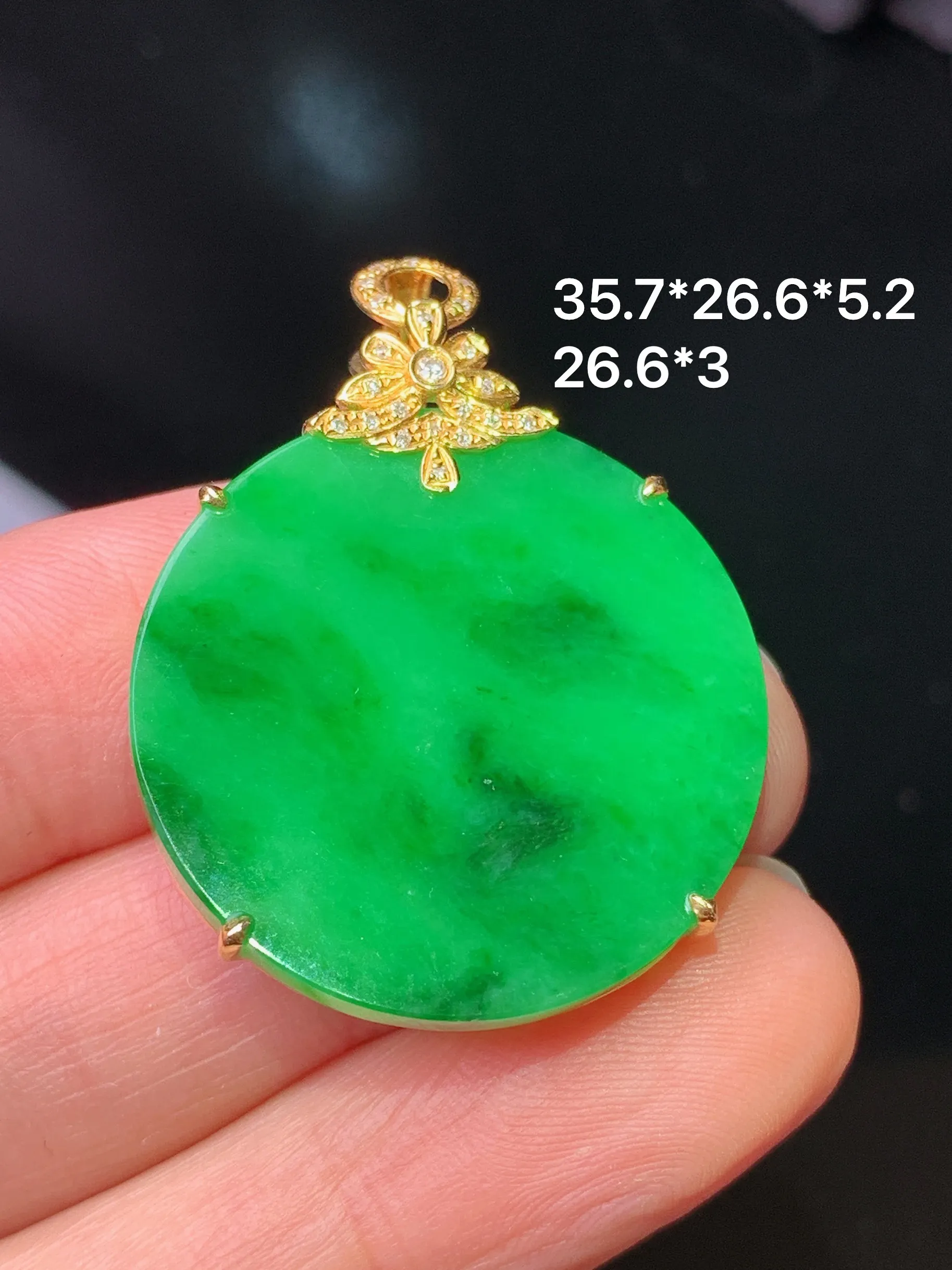 18k金钻镶嵌翠绿圆牌吊坠 玉质细腻 色泽艳丽清新 整体尺寸35.7*26.6*5.2