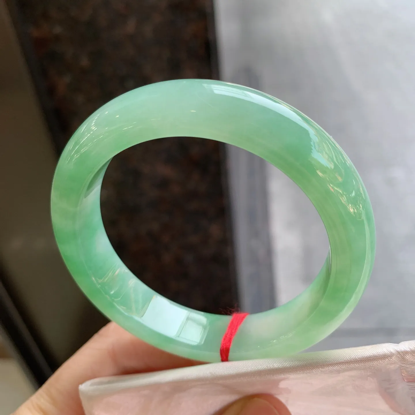 正圈冰飘绿 无瑕 尺寸：55.2/12.6/8.6 冰润