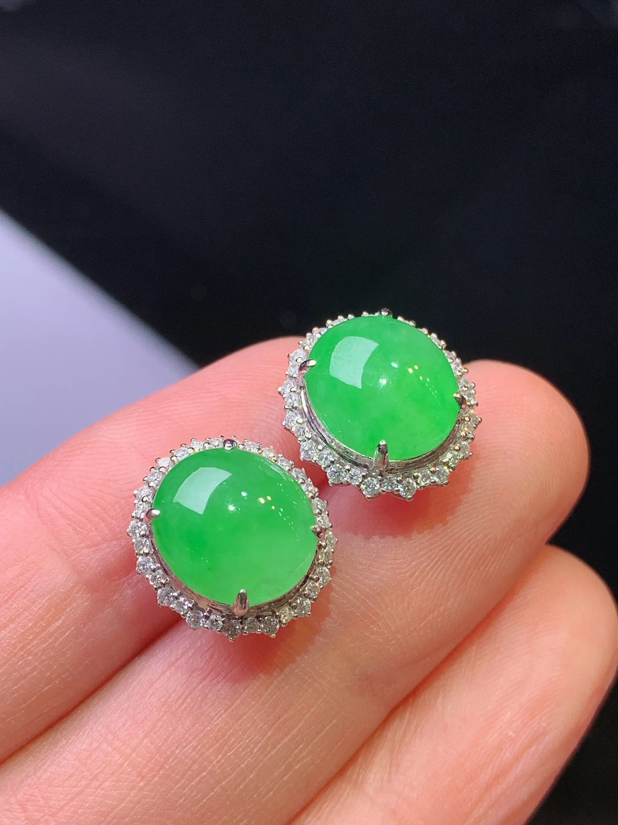 18k金钻镶嵌翠绿蛋面耳钉 玉质细腻 色泽艳丽清新 整体尺寸13.2*12*7.8