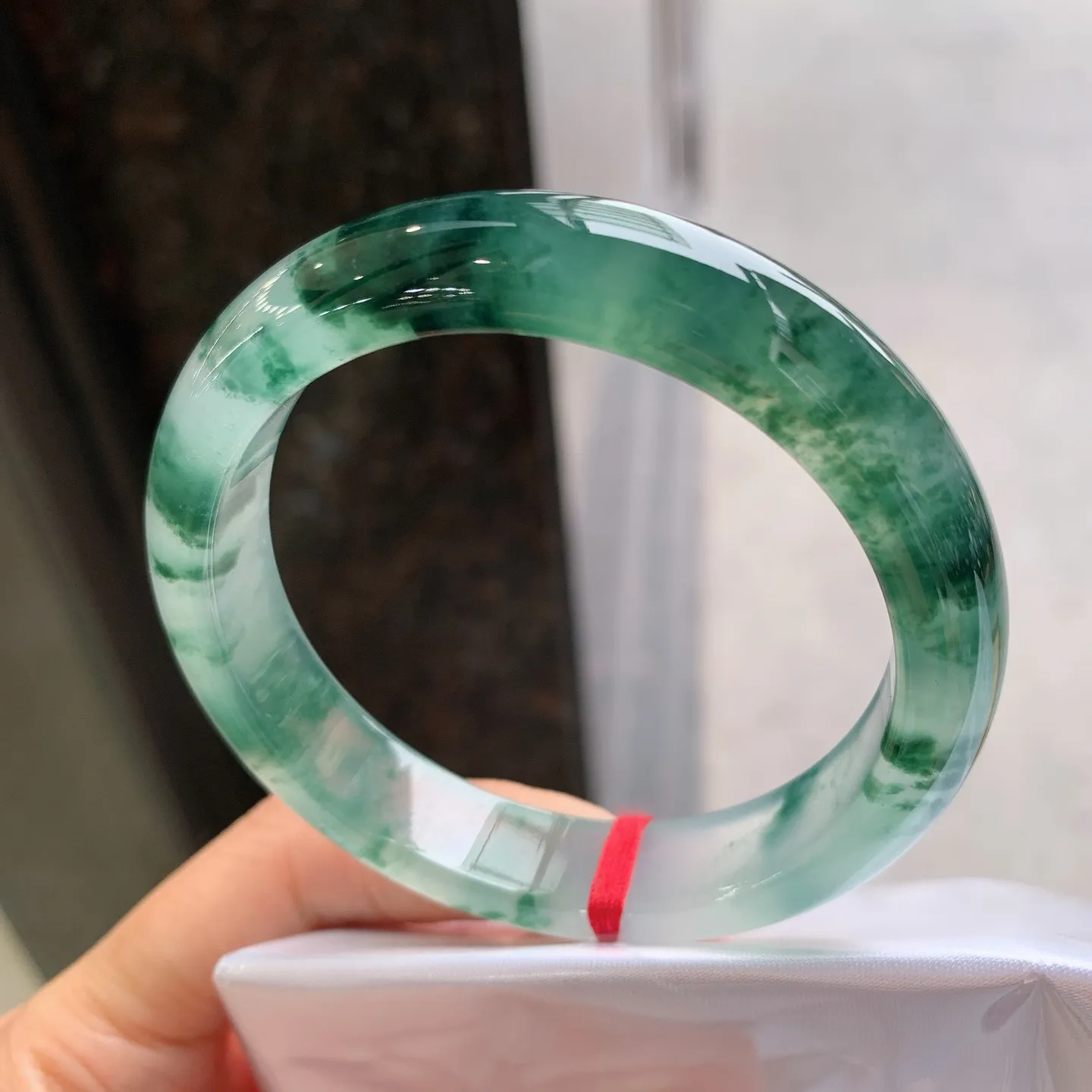 正圈高冰飘花 无瑕 尺寸：55.7/12.2/8.1 起荧光