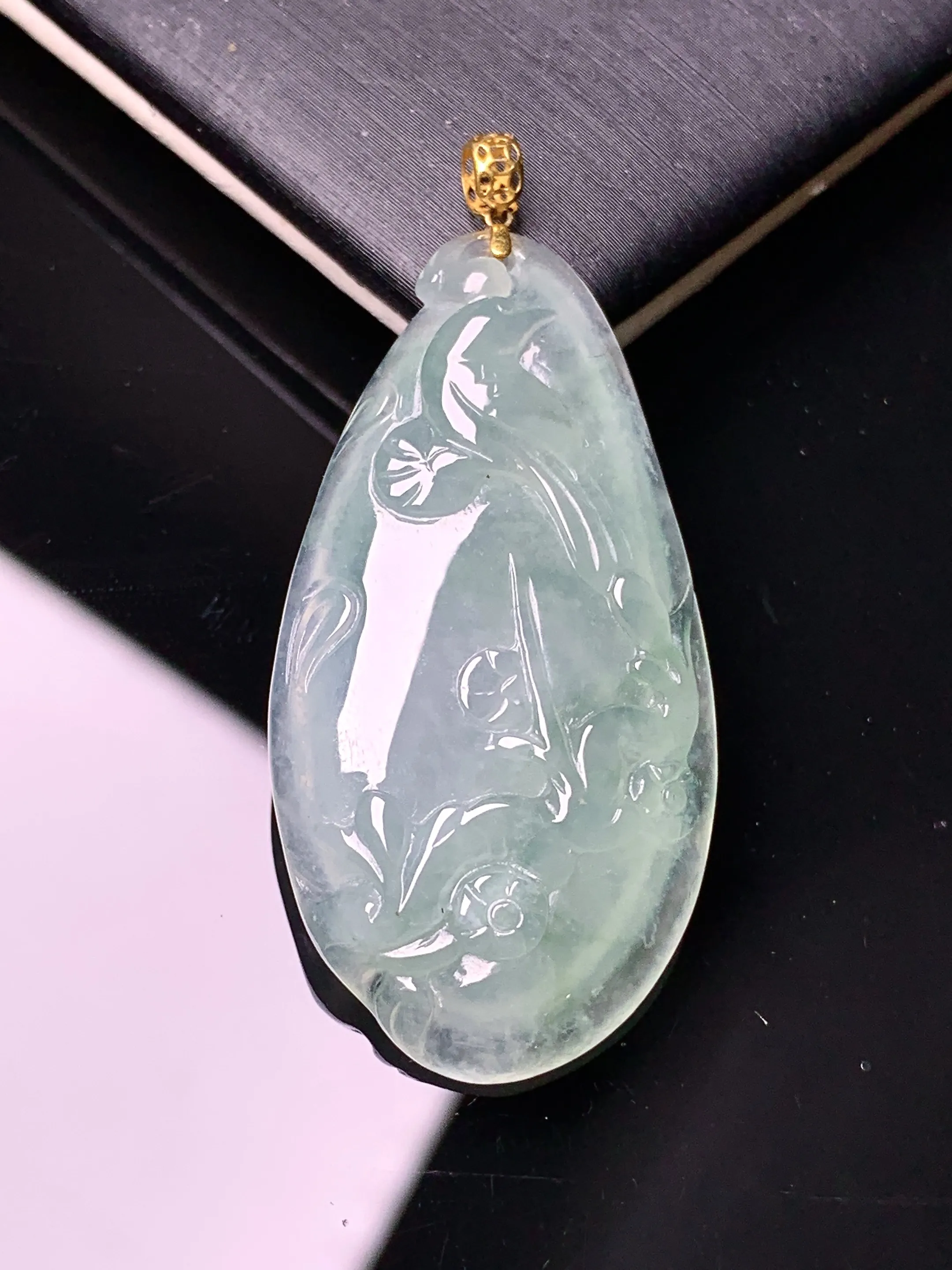 18k金镶嵌冰种雕花吊坠 玉质细腻 色泽艳丽清新 整体尺寸44*20.3*5.2