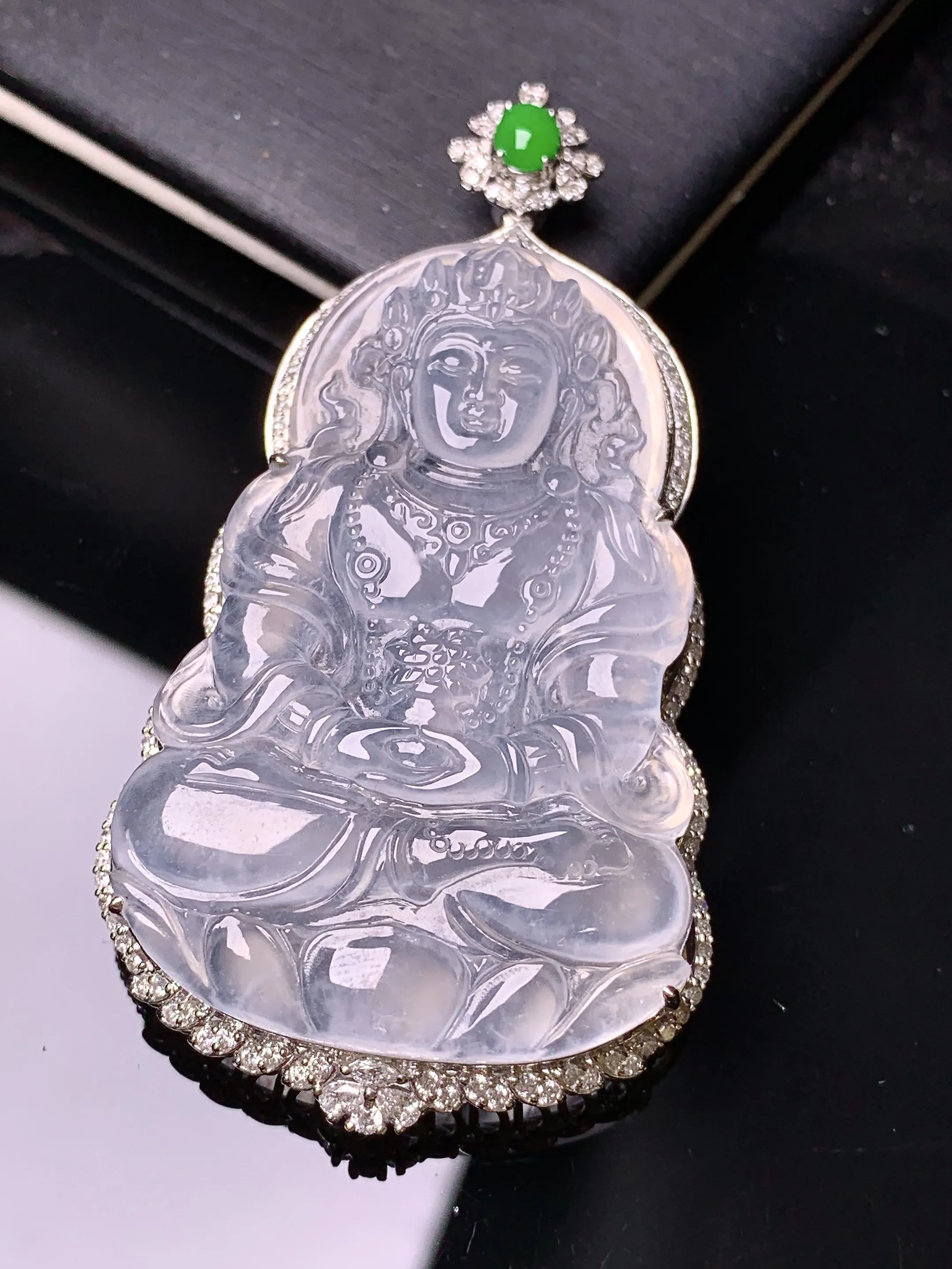 18k金钻镶嵌冰种度母观音菩萨吊坠 玉质细腻 色泽艳丽清新 整体尺寸62.8*32.7*10
