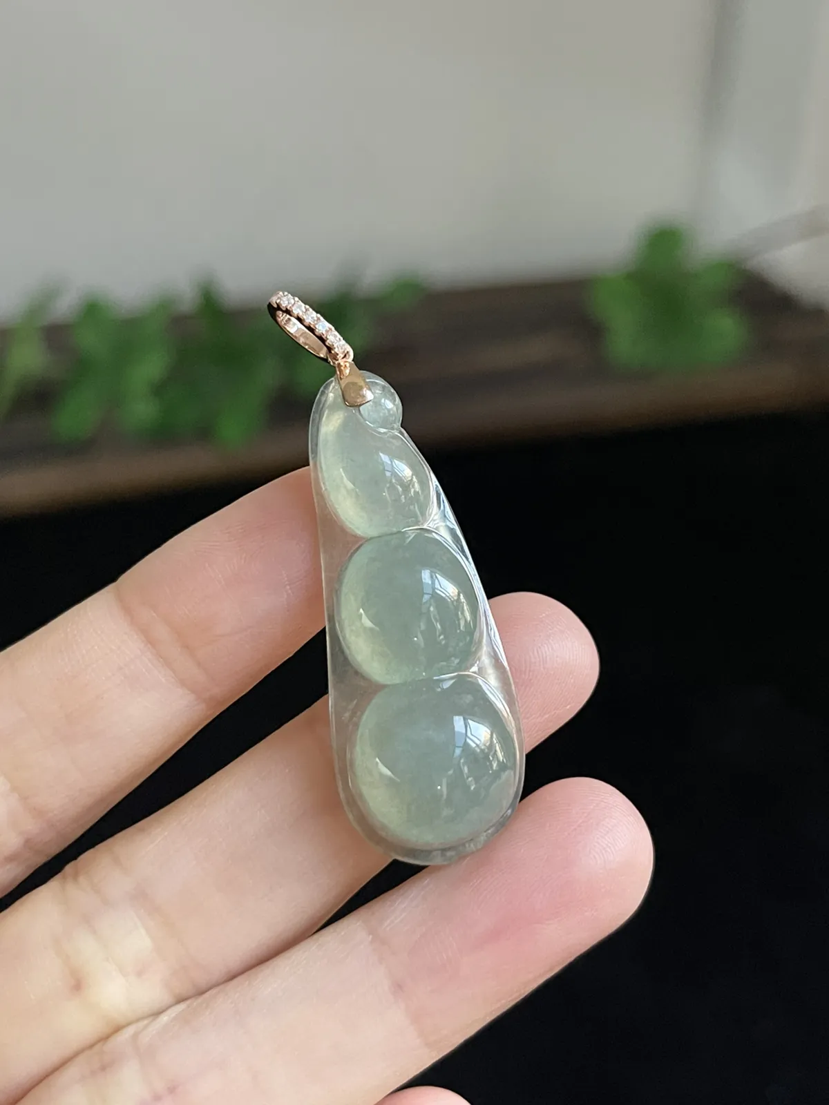 翡翠冰糯种浅绿色福豆，印记：G18K,伴钻石