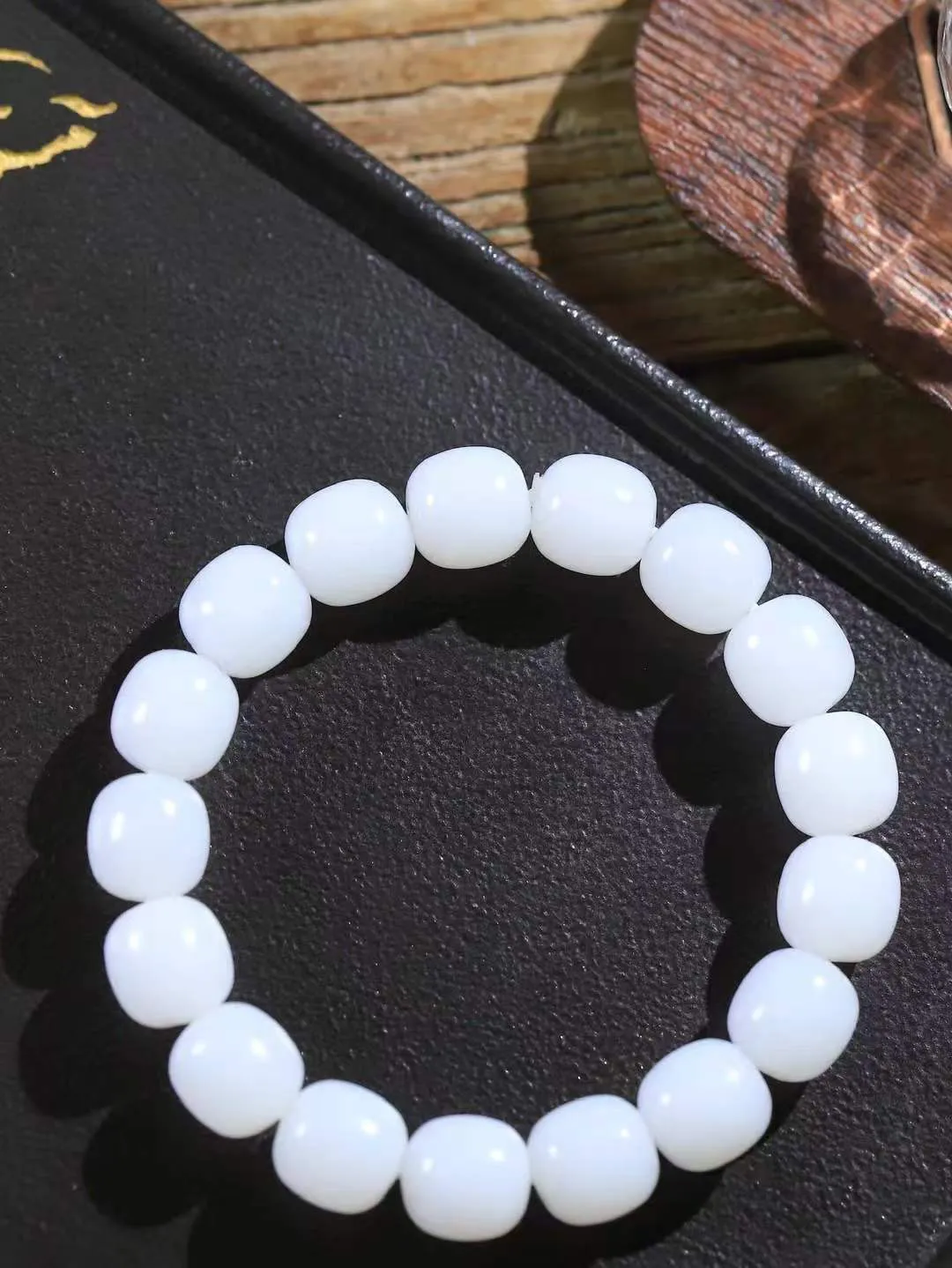 （老型珠.手串）

精品 和田玉白玉老型珠手串，玉质细腻油润 饱满光滑 质朴无华，悠远简单，人心境界远，百世修炼深，心灵常驻善意持，觉悟人生百世修。重54.3克    尺寸取一12.3-12.2mm    1010800A