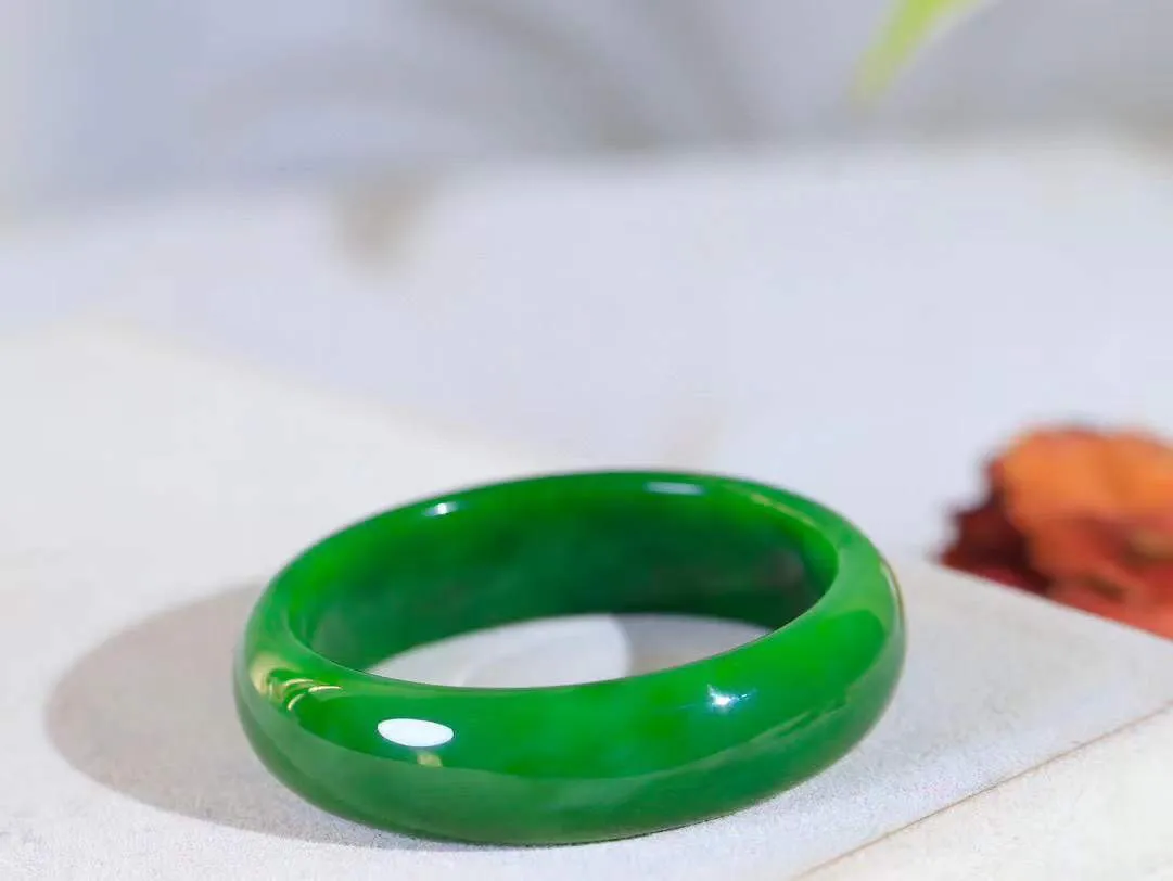 【温润如心.镯】

收藏级臻品和田玉碧玉手镯，精选上等碧玉料，色泽清透，质地细腻。佩戴它，感受千年玉文化的温润与优雅，愿它为您带来平安与幸福。重48.6克  尺寸53-15.7-6.6mm  1010811A