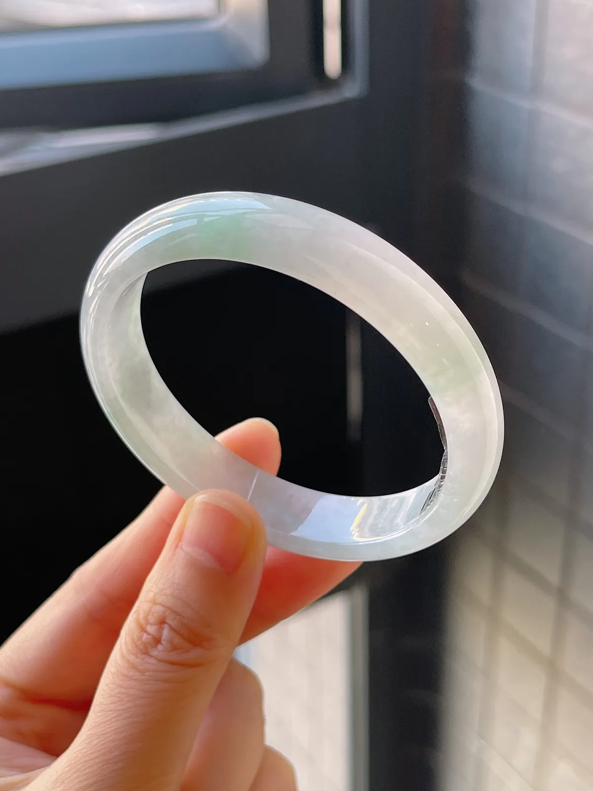 贵妃镯54.4圈口，翡翠冰糯种淡绿色手镯