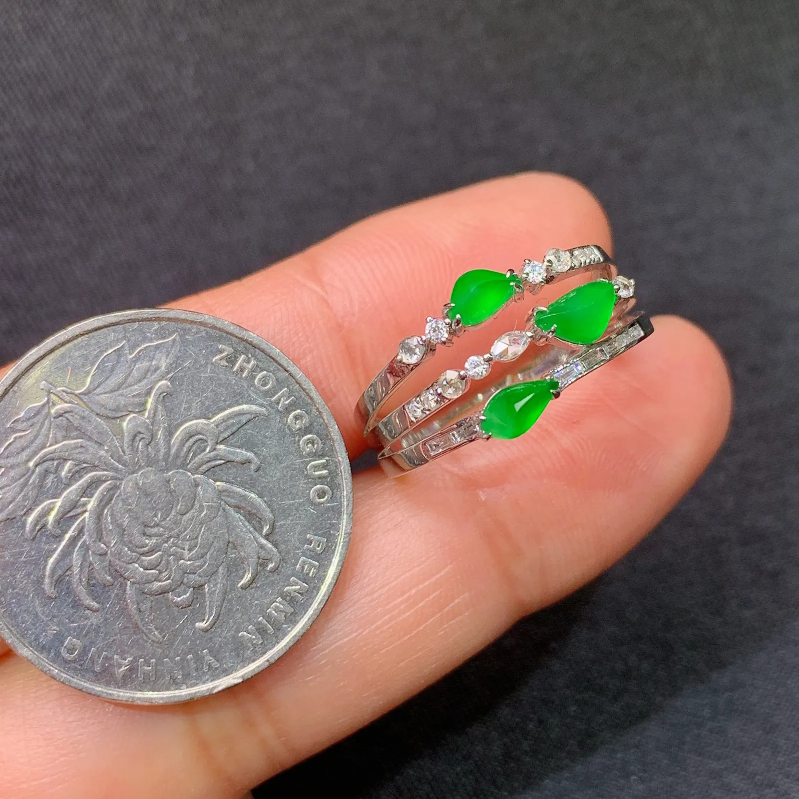 冰阳绿随形戒指，18k金镶嵌，款式新颖，冰润色阳，种水足，Of 圈口15 裸石5.2*2.3*2