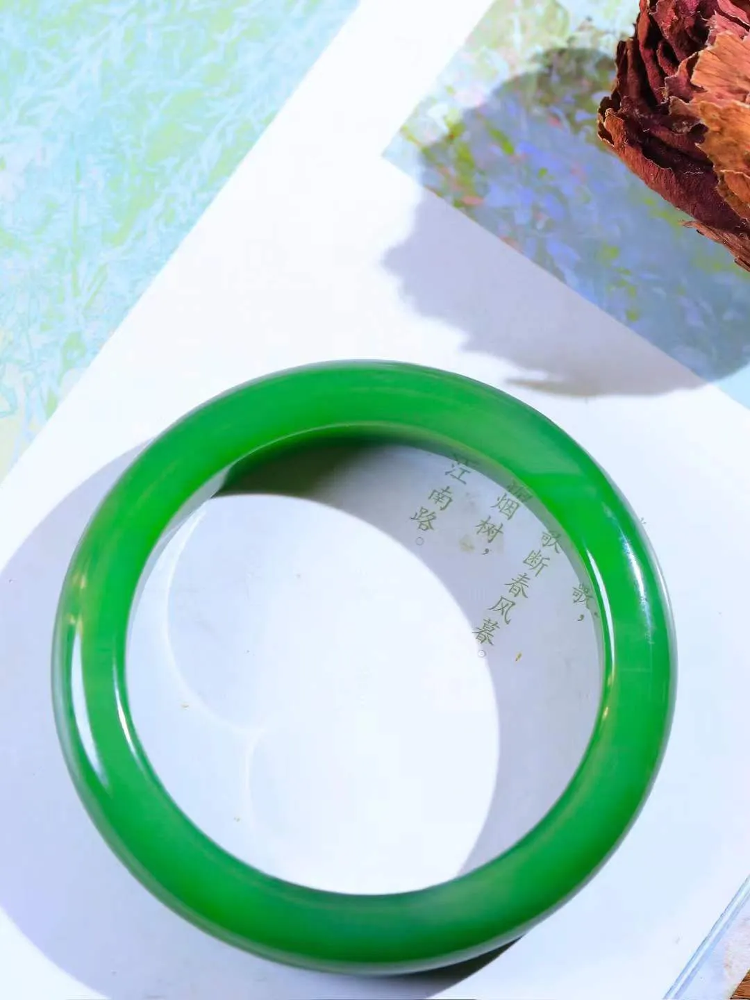 【柔情素语·手镯】

收藏级臻品和田玉碧玉手镯，玉质细腻温润，手感舒适，️线条流畅，简约大气，美自天成，佩戴于腕间，婉约之美，举手投足间透出那份低调奢华，醉人心扉。重56.7克 内径圈口56.5mm  尺寸12-9.2mm   FDA-5510800