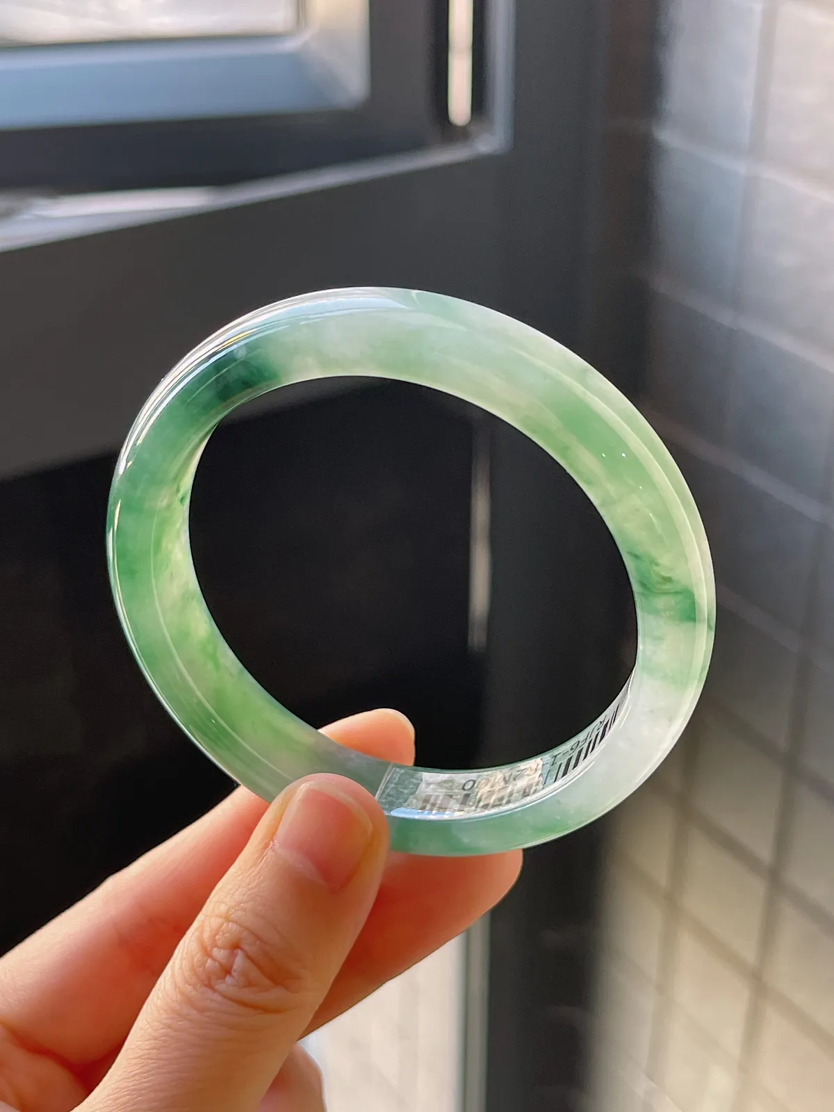 正圈55.6圈口，翡翠冰糯种飘绿手镯