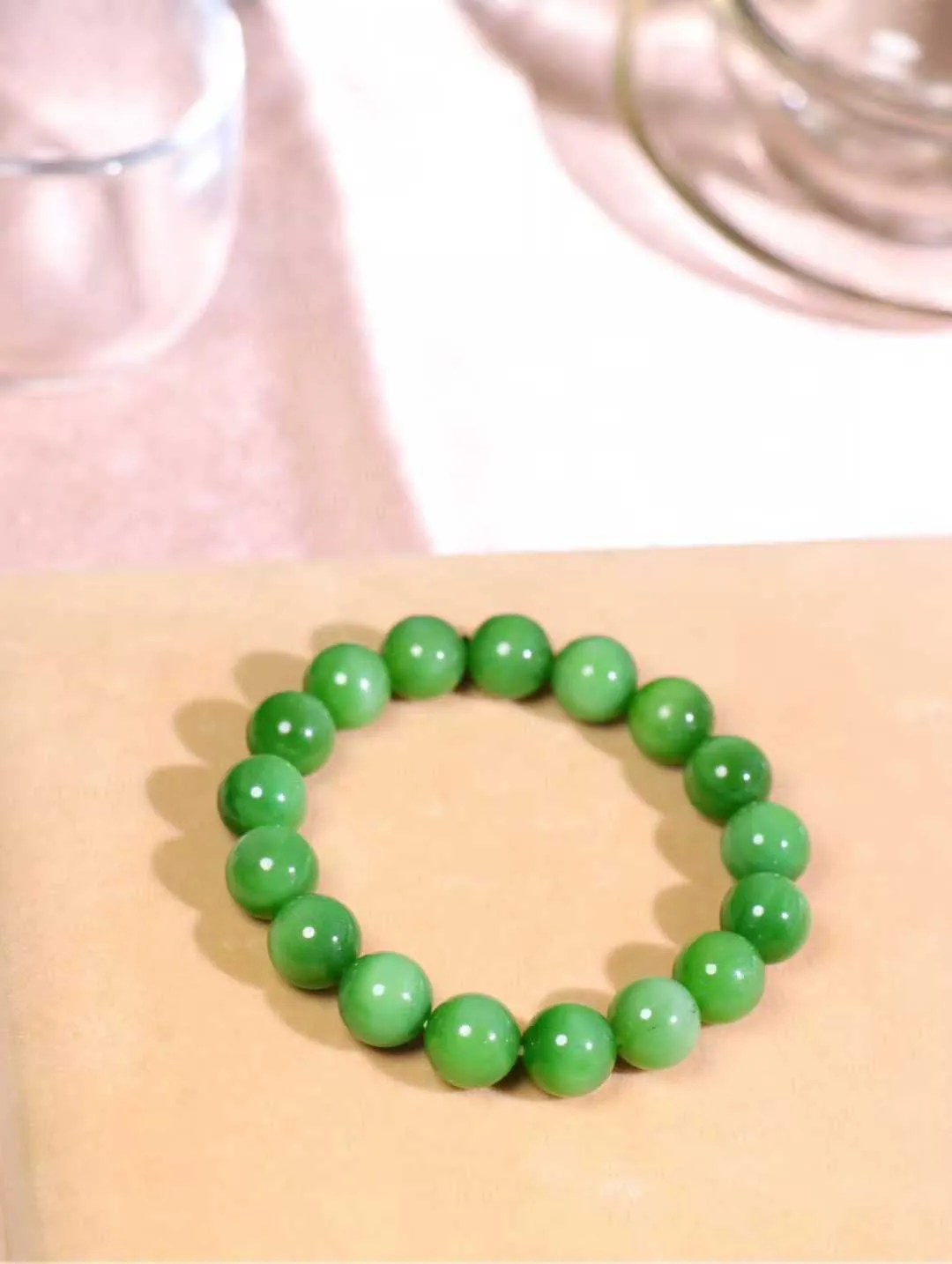 【珠圆玉润】

   精品和田玉碧玉猫眼手串，碧玉老料 带猫眼，玉质温润油润，珠子都散发着温润光泽，