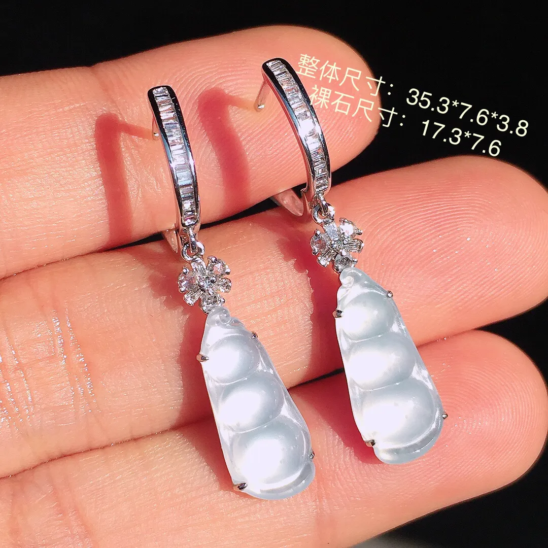 冰种福豆耳坠，玉质细腻，荧光感超
强，饱满圆润，尽显优雅气质，18k
金豪华镶嵌