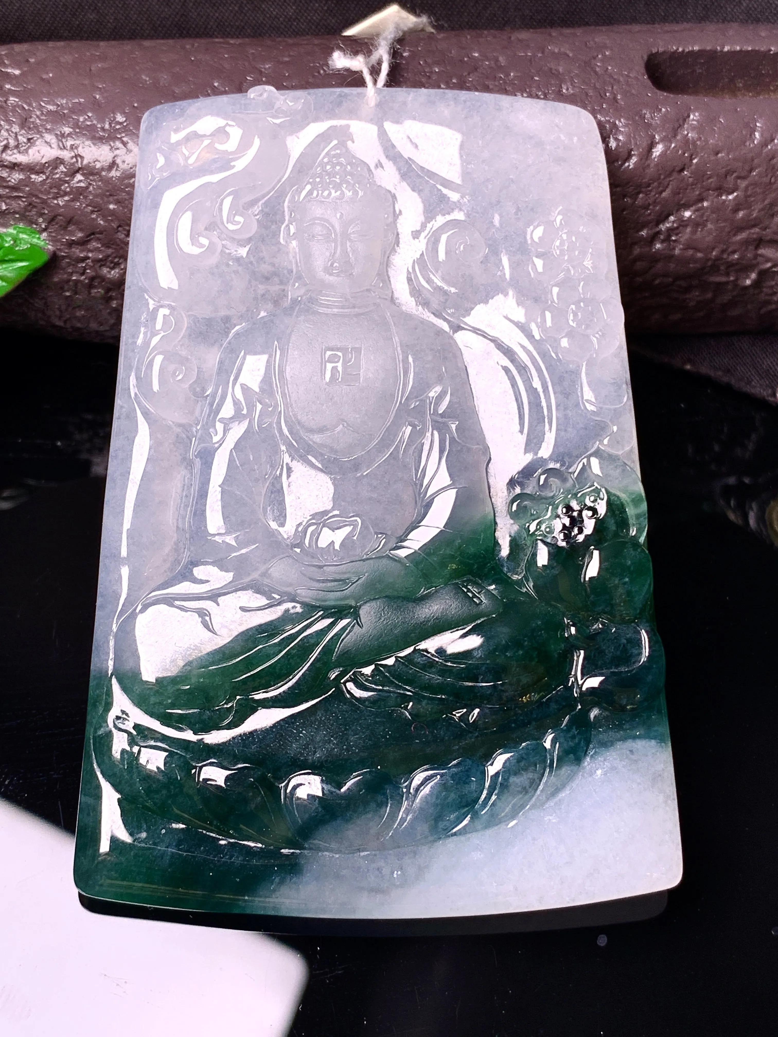 飘绿大日如来佛祖吊坠 玉质细腻 色泽艳丽清新 整体尺寸64.7*45.2*5.5