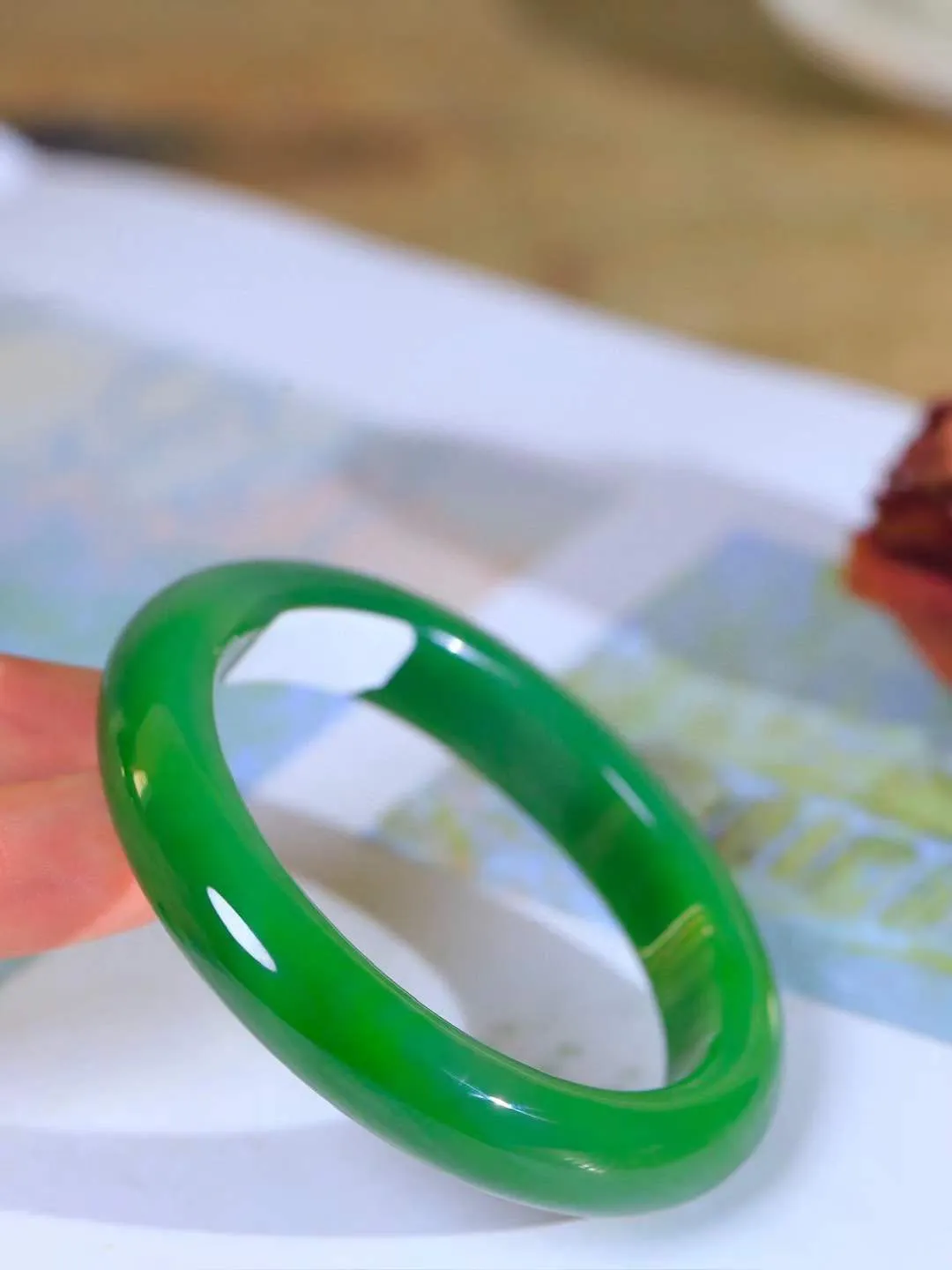 【柔情素语·手镯】

收藏级臻品和田玉碧玉手镯，玉质细腻温润，手感舒适，️线条流畅，简约大气，美自天成，佩戴于腕间，婉约之美，举手投足间透出那份低调奢华，醉人心扉。重56.7克 内径圈口56.5mm  尺寸12-9.2mm   FDA-5510800