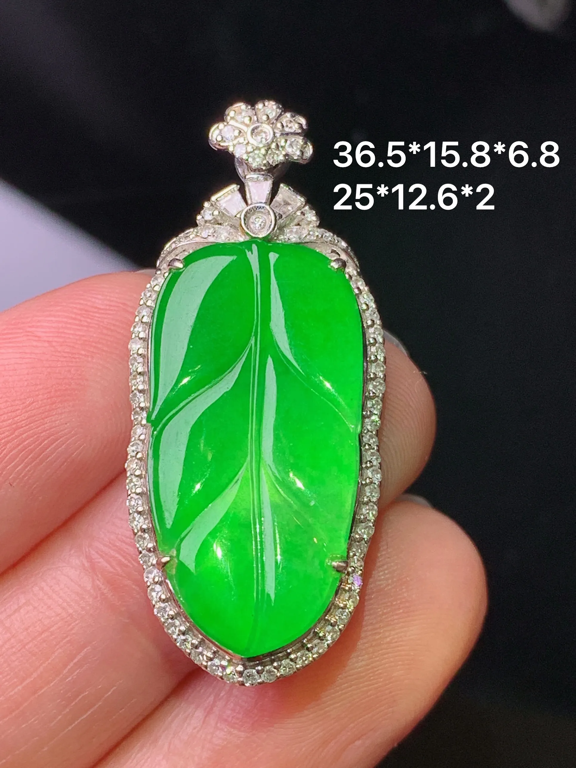 18k金钻镶嵌翠绿树叶吊坠 玉质细腻 色泽艳丽清新 整体尺寸36.5*15.8*6.8