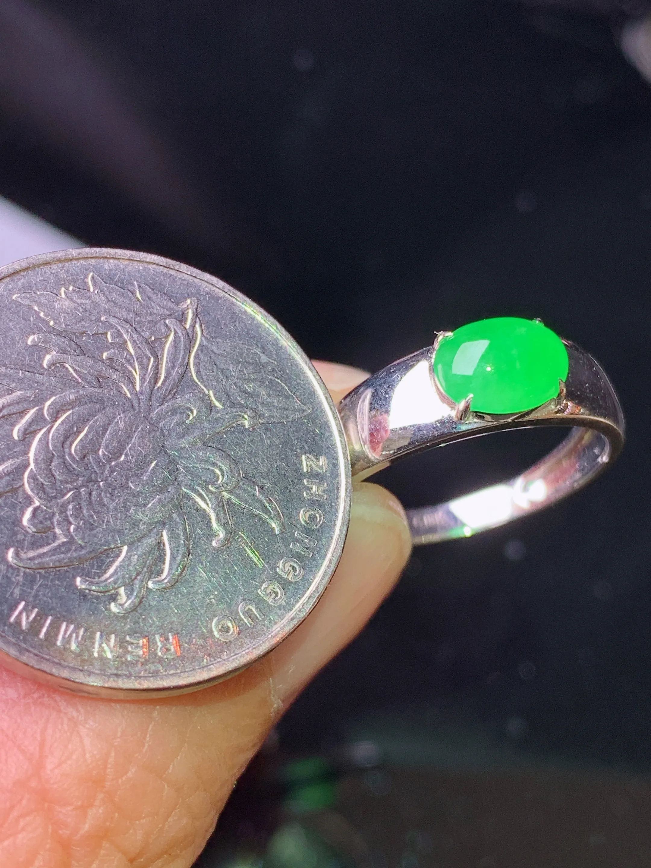 18k金镶嵌满绿蛋面戒指 玉质细腻 色泽艳丽清新 圈口14 裸石尺寸5.6*7.3*3.2