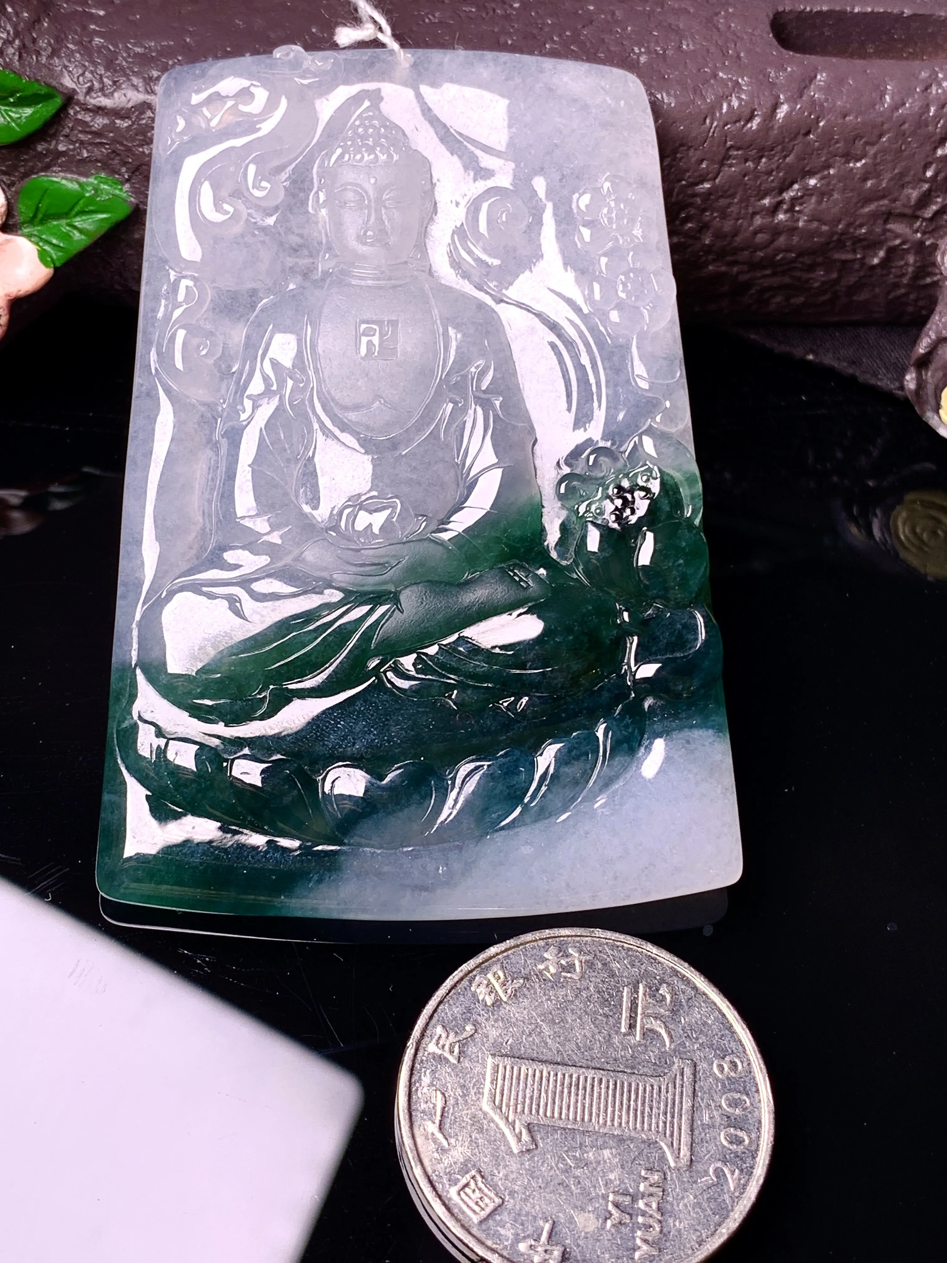 飘绿大日如来佛祖吊坠 玉质细腻 色泽艳丽清新 整体尺寸64.7*45.2*5.5