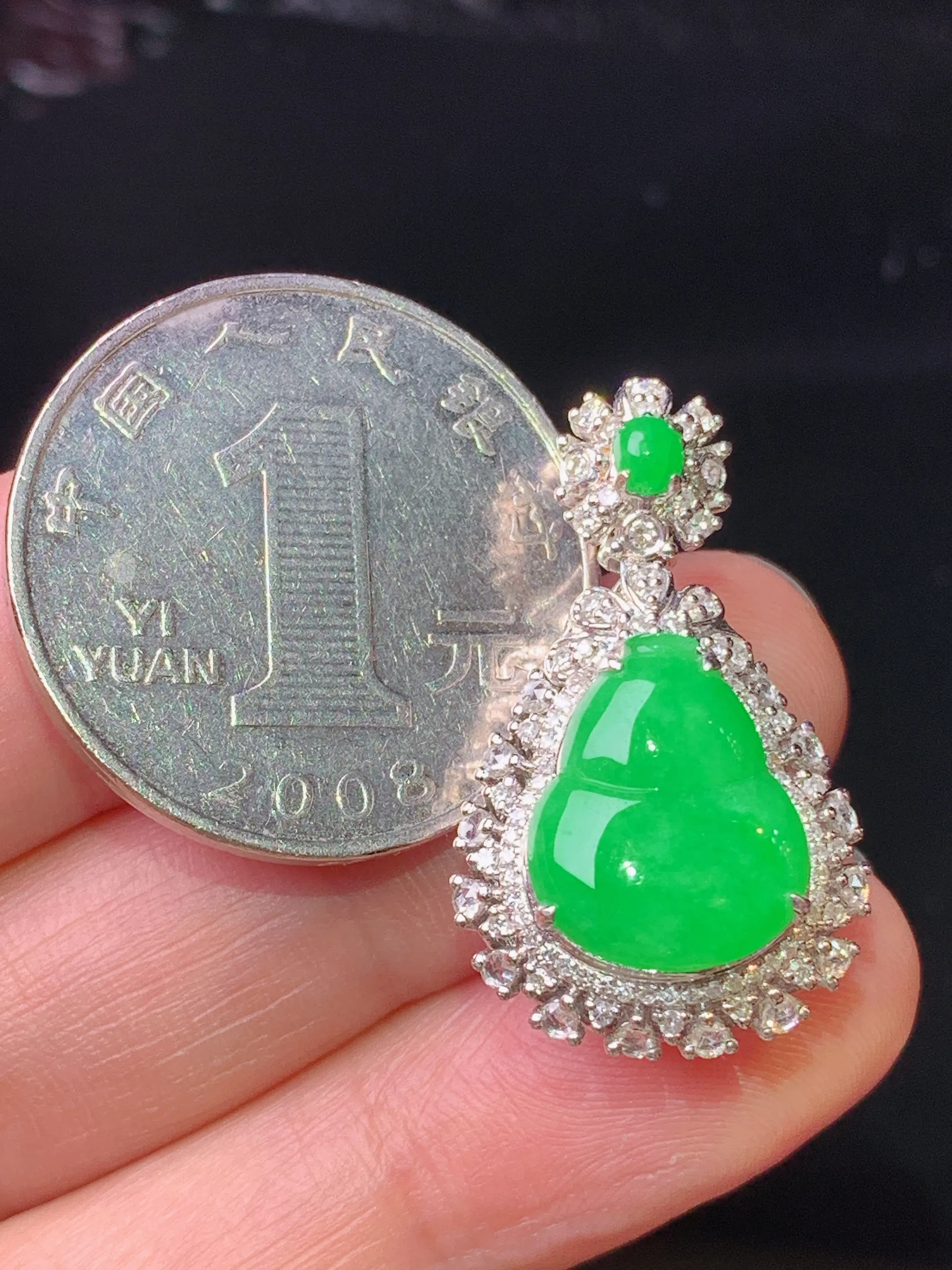 18k金钻镶嵌翠绿葫芦吊坠 玉质细腻 色泽艳丽清新 整体尺寸27.8*16.6*10.7