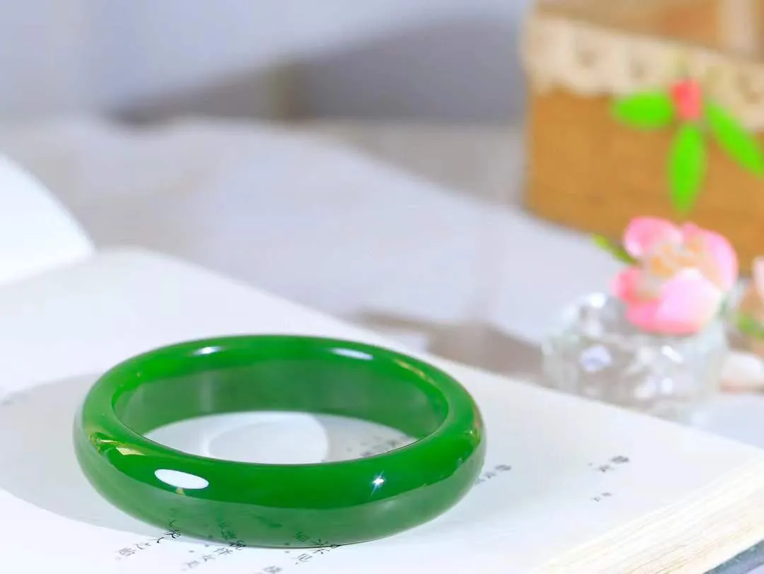 （温柔雅致.手镯）

收藏传家级臻品️和田玉碧玉手镯。镯型饱满，温润细腻，脂润沁香。️执一卷