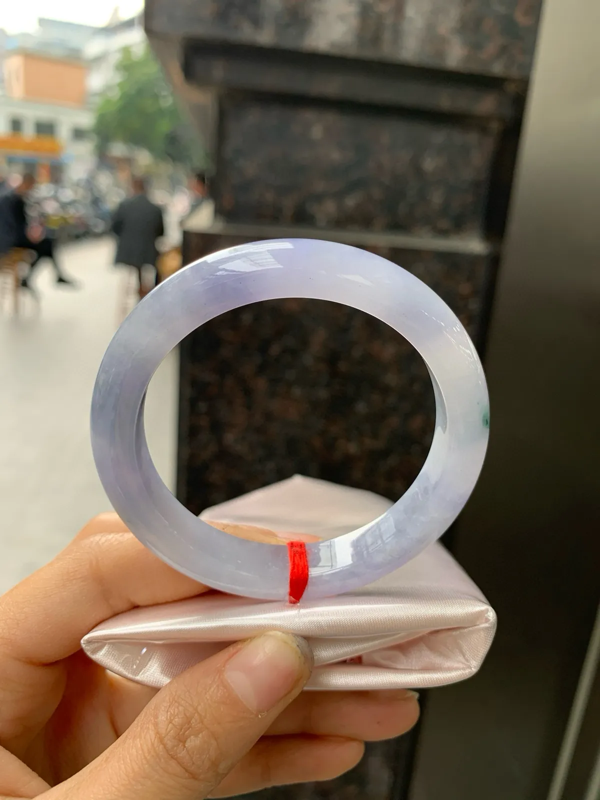 紫罗兰飘花正圈
52.2-10.2-8
玉质水润细腻，艳丽的紫底飘一朵蓝花，仿佛置身于莫奈花园里，浪漫温馨，神秘又优雅