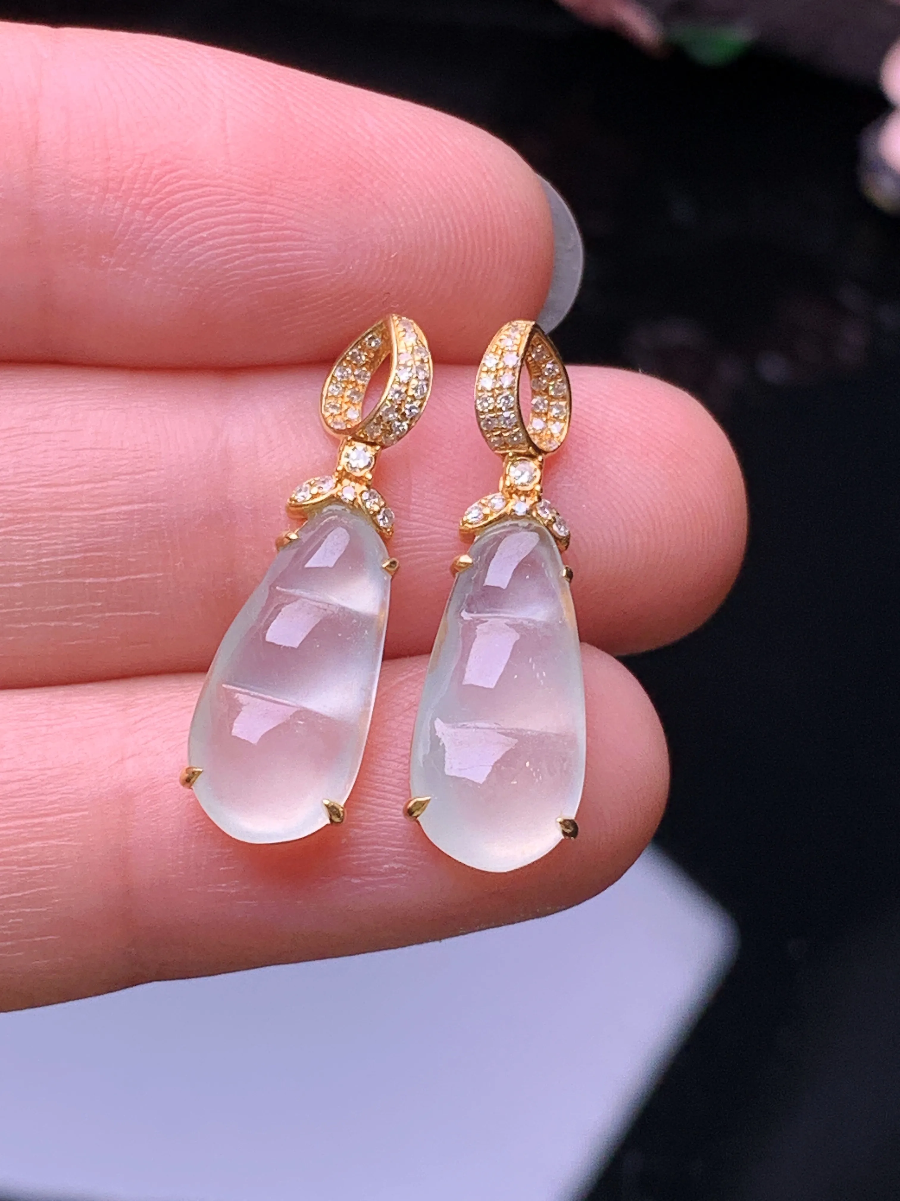 18k金钻镶嵌冰种四季豆耳坠 玉质细腻 色泽艳丽清新 整体尺寸24*7.5*4.2