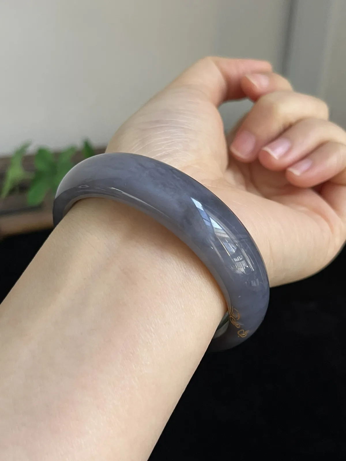 正圈55.4圈口，和田玉手镯，表面颜色为人工绘制