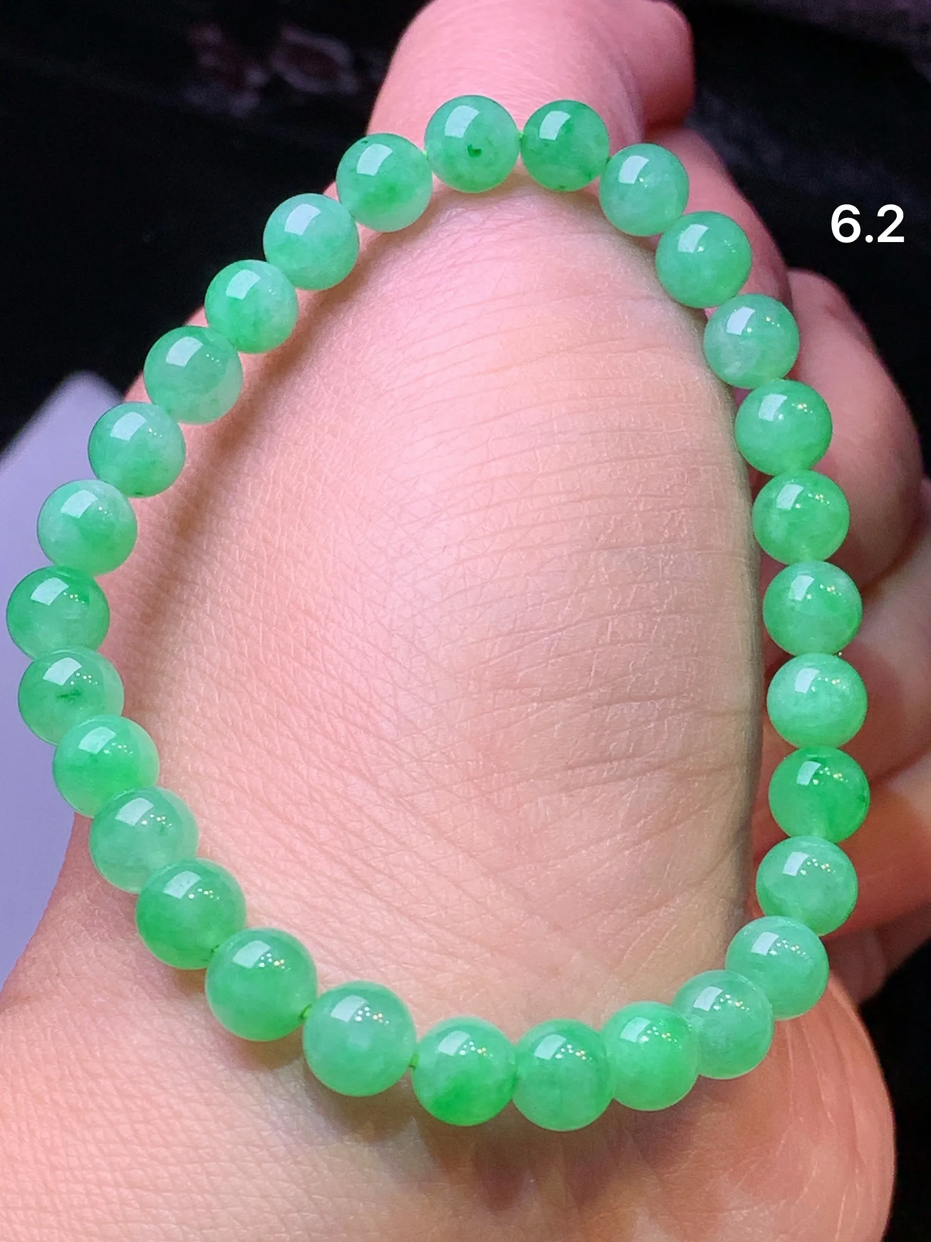 翠绿圆珠手链 玉质细腻 色泽艳丽清新 整体尺寸6.2
