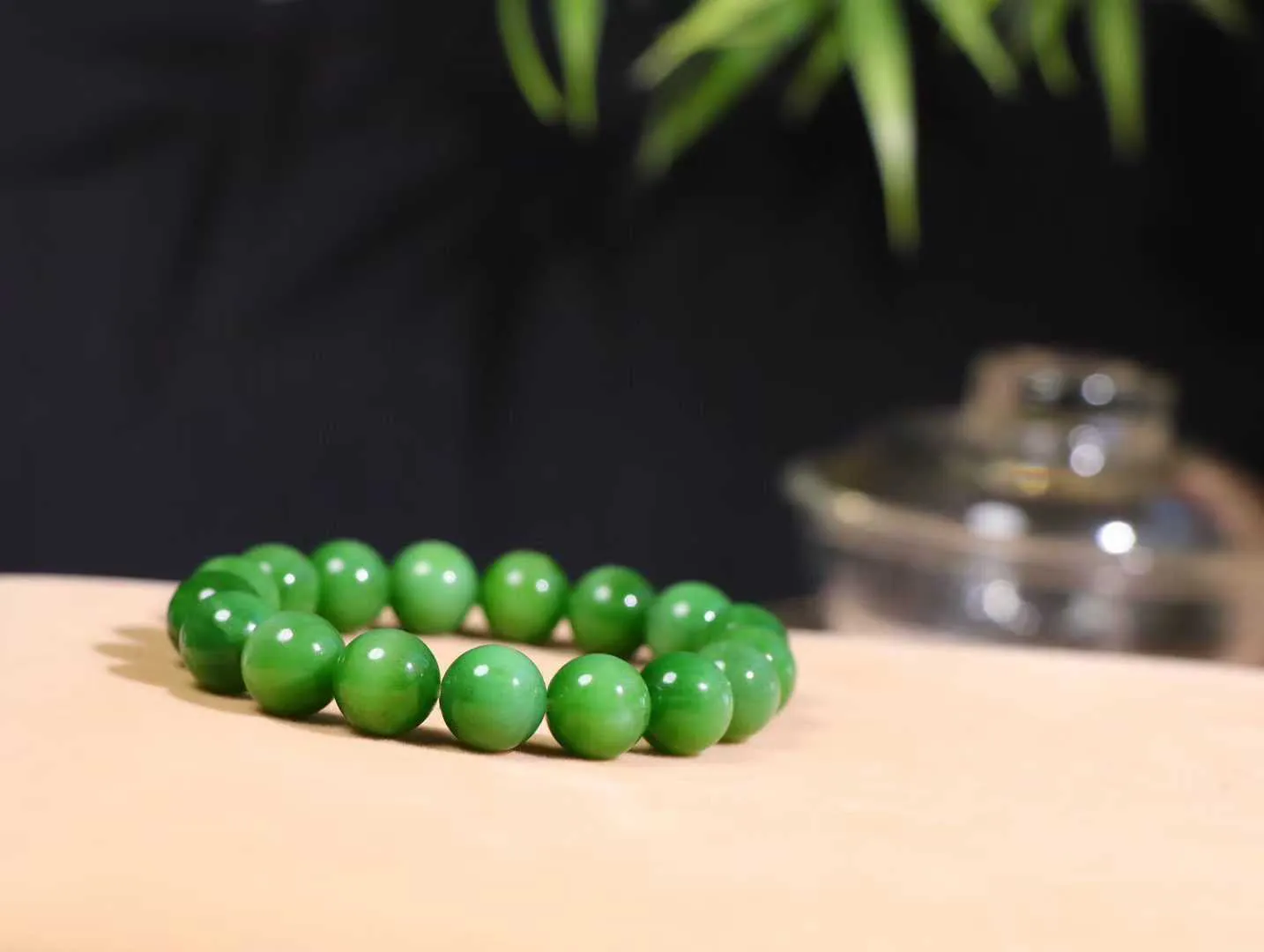 【珠圆玉润】

   精品和田玉碧玉猫眼手串，碧玉老料 带猫眼，玉质温润油润，珠子都散发着温润光泽，