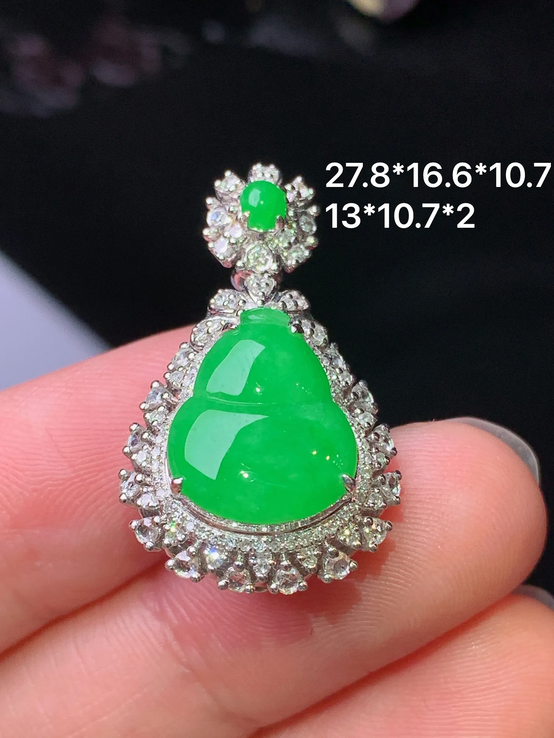 18k金钻镶嵌翠绿葫芦吊坠 玉质细腻 色泽艳丽清新 整体尺寸27.8*16.6*10.7