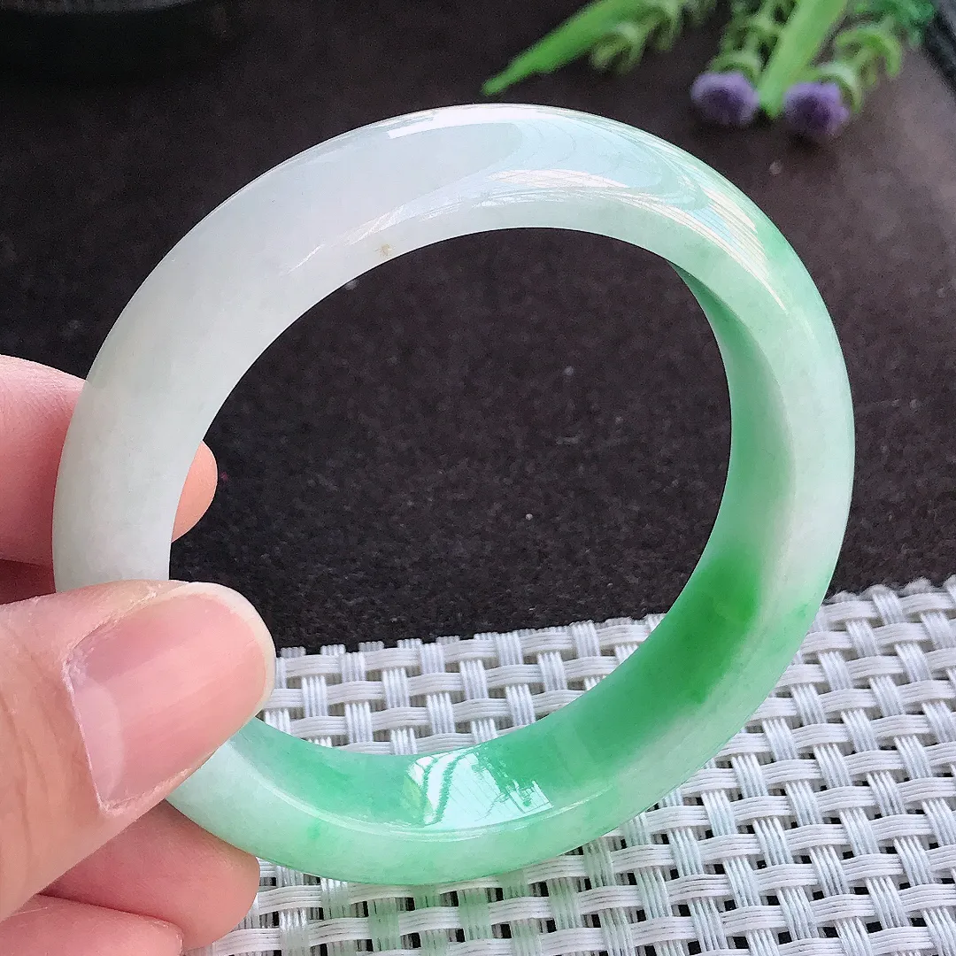 实拍A货翡翠54.8/14/8.5老坑精美温润飘绿手镯宽边玉镯手环
