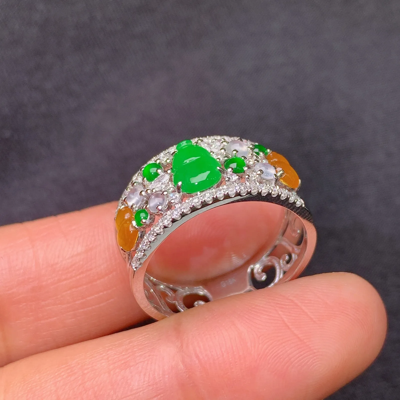 阳绿葫芦戒指 18k金镶嵌，款式新颖，冰润色阳，种水足，Of 圈口19 尺寸6.9*3.9*1