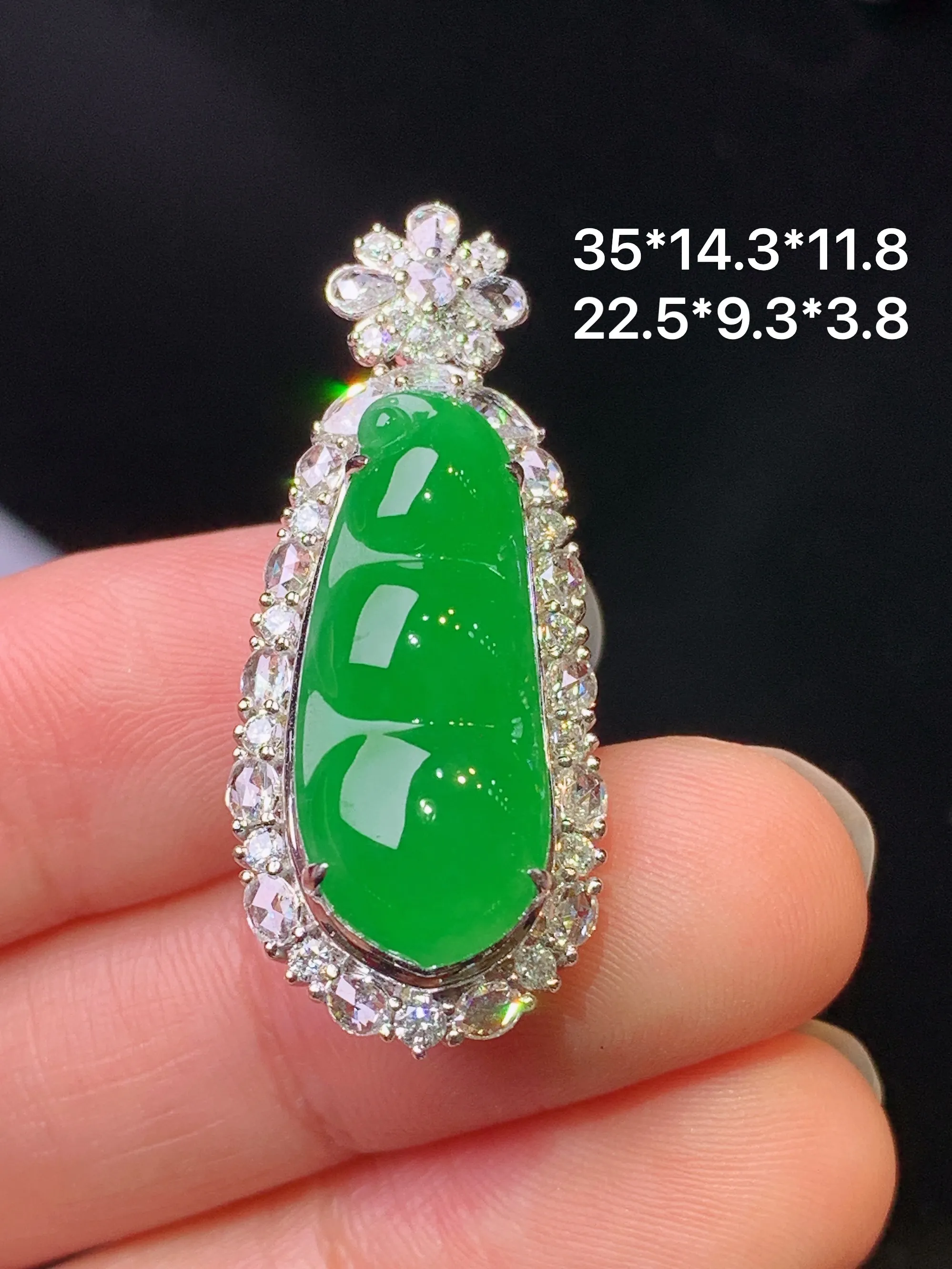 18k金钻镶嵌满绿四季豆吊坠 玉质细腻 色泽艳丽清新 整体尺寸35*14.3*11.8