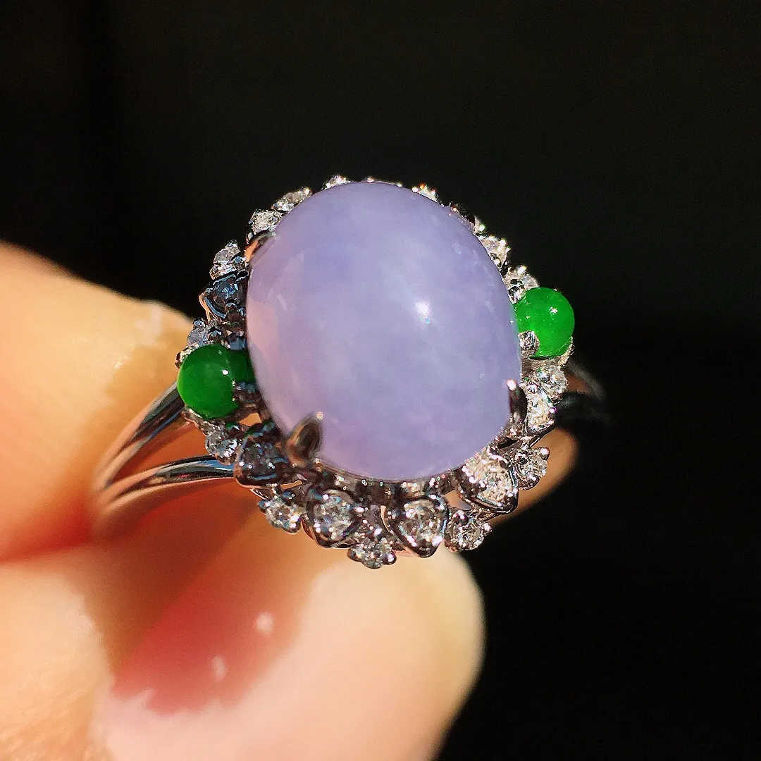 紫罗兰蛋面戒指，色泽均匀艳丽，玉质细腻，荧光感超
强，饱满圆润，尽显优雅气质，18k
金豪华镶嵌