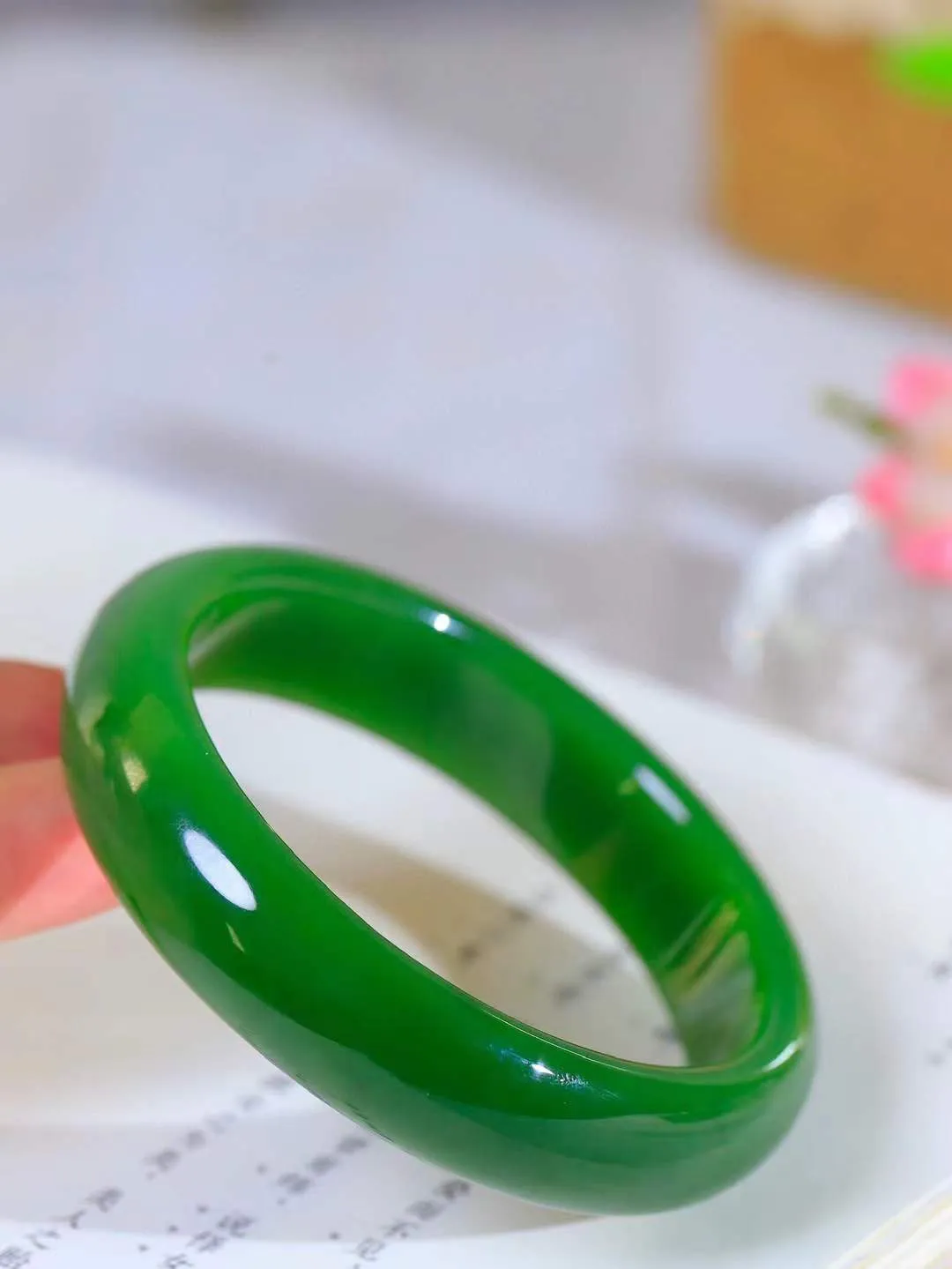 （温柔雅致.手镯）

收藏传家级臻品️和田玉碧玉手镯。镯型饱满，温润细腻，脂润沁香。️执一卷书，沏一盏茶，着一袭裙，戴一只镯。淡淡浅笺，素心若兰，静赏玉中诗画。悠悠岁月，芊手轻摘，盛满诗样芳华。重74.6克   尺寸62.5-15.6-8.5mm    FDA-3215800