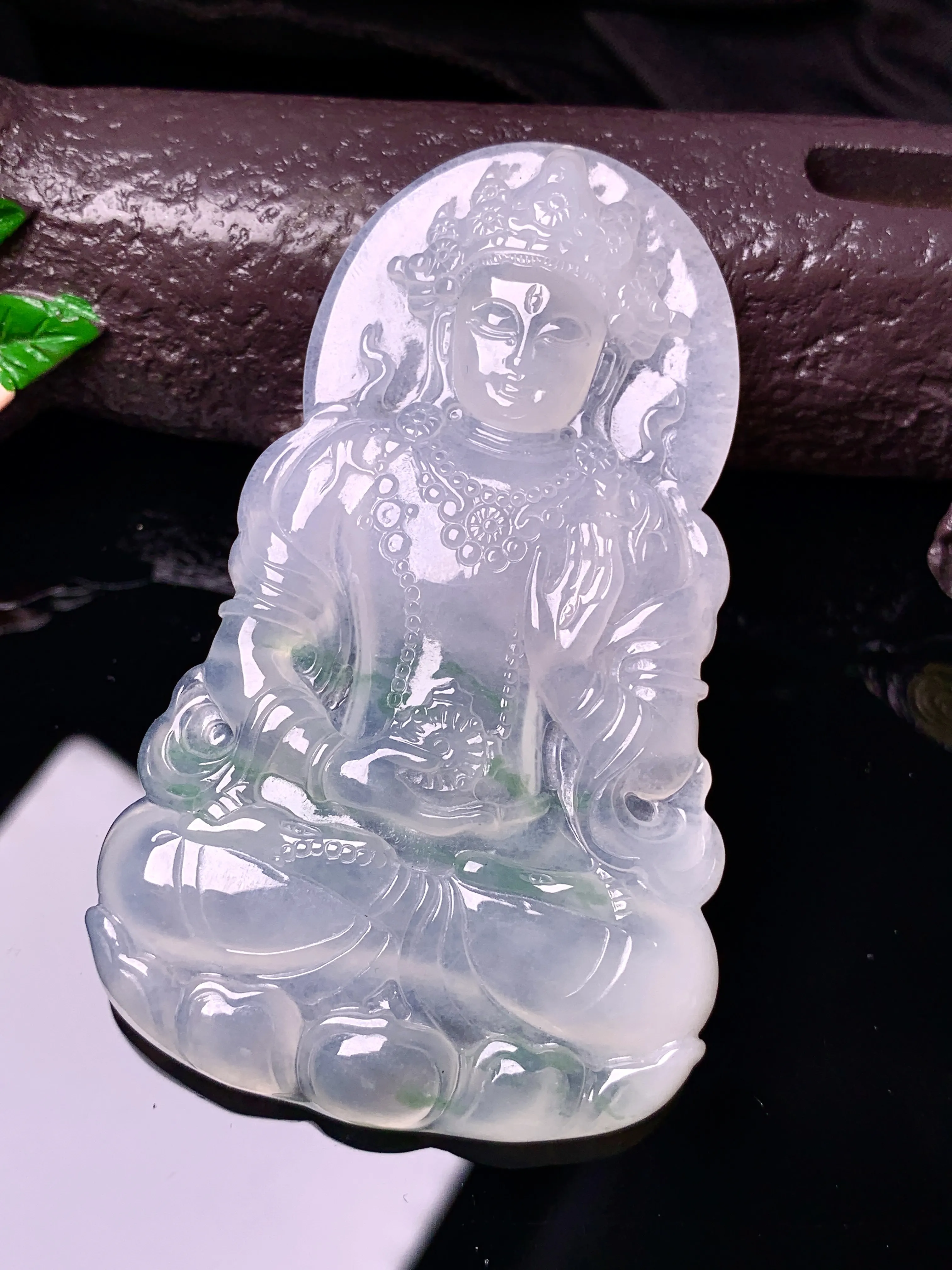 冰种度母观音菩萨吊坠 玉质细腻 色泽艳丽清新 整体尺寸66.8*40.8*5.3