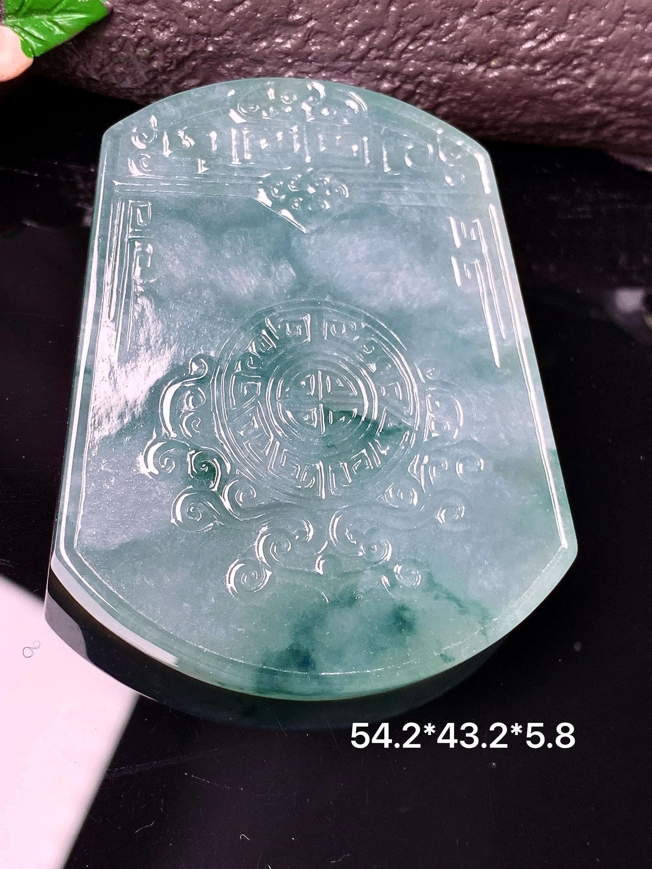 飘花雕花无事牌吊坠 玉质细腻 色泽艳丽清新 整体尺寸54.2*43.2*5.8