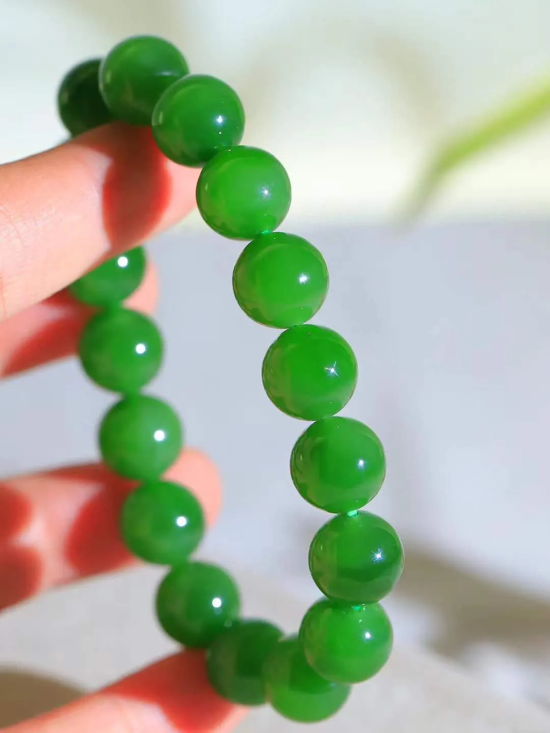 【珠圆玉润.手串】

精品和田玉碧玉珠圆玉润手串 玉质温润细腻  整串打磨圆润，佩戴舒适。珠珠落玉盘，间关莺语花底滑，一生美好时光，无论身在何处，都有它相伴相守。事事顺遂，幸福美满，吉祥如意。重45.6克 尺寸取一12mm FDL-161202613