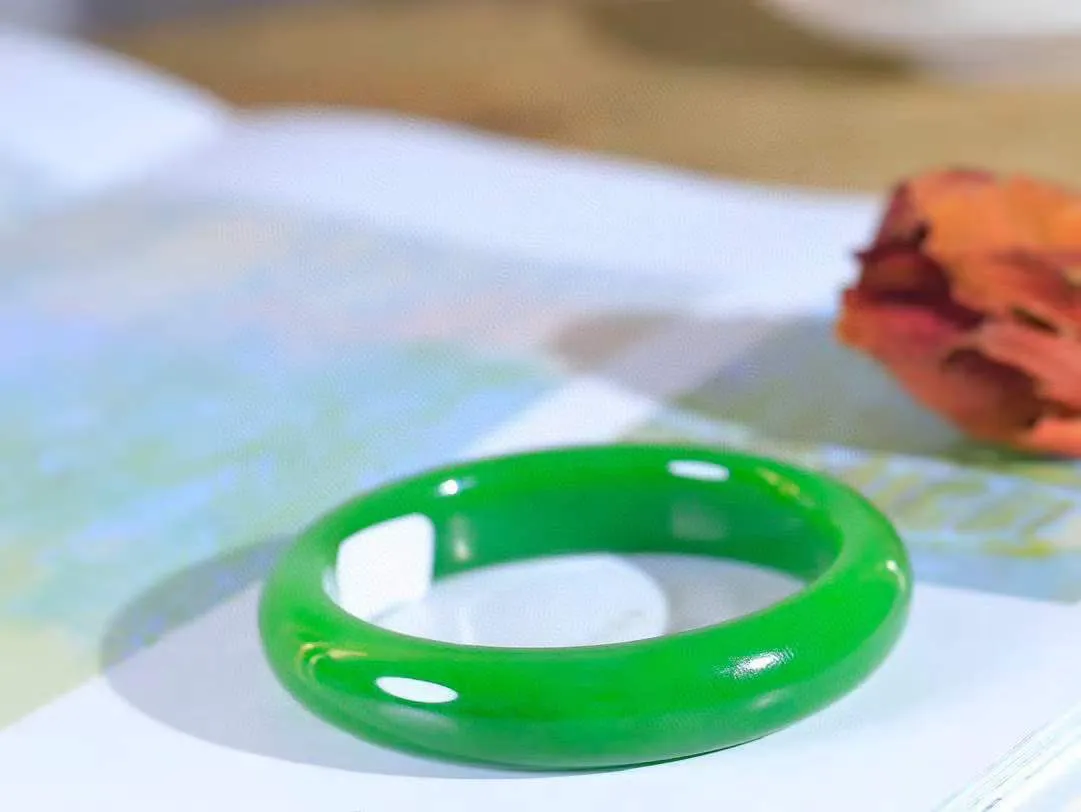 【腕间柔情.手镯】   

典藏级️和田玉碧玉手镯 玉质温润细腻 油性十足 古朴秀雅 轻抚岁月的栏杆软香温玉，腕间玉镯轻轻晃动，令人情动心间，撷一缕月末的芬芳，把心思铺陈，时光静美，惟有你最温柔。重54.6克   尺寸53.5-13-8.6mm  4614855A