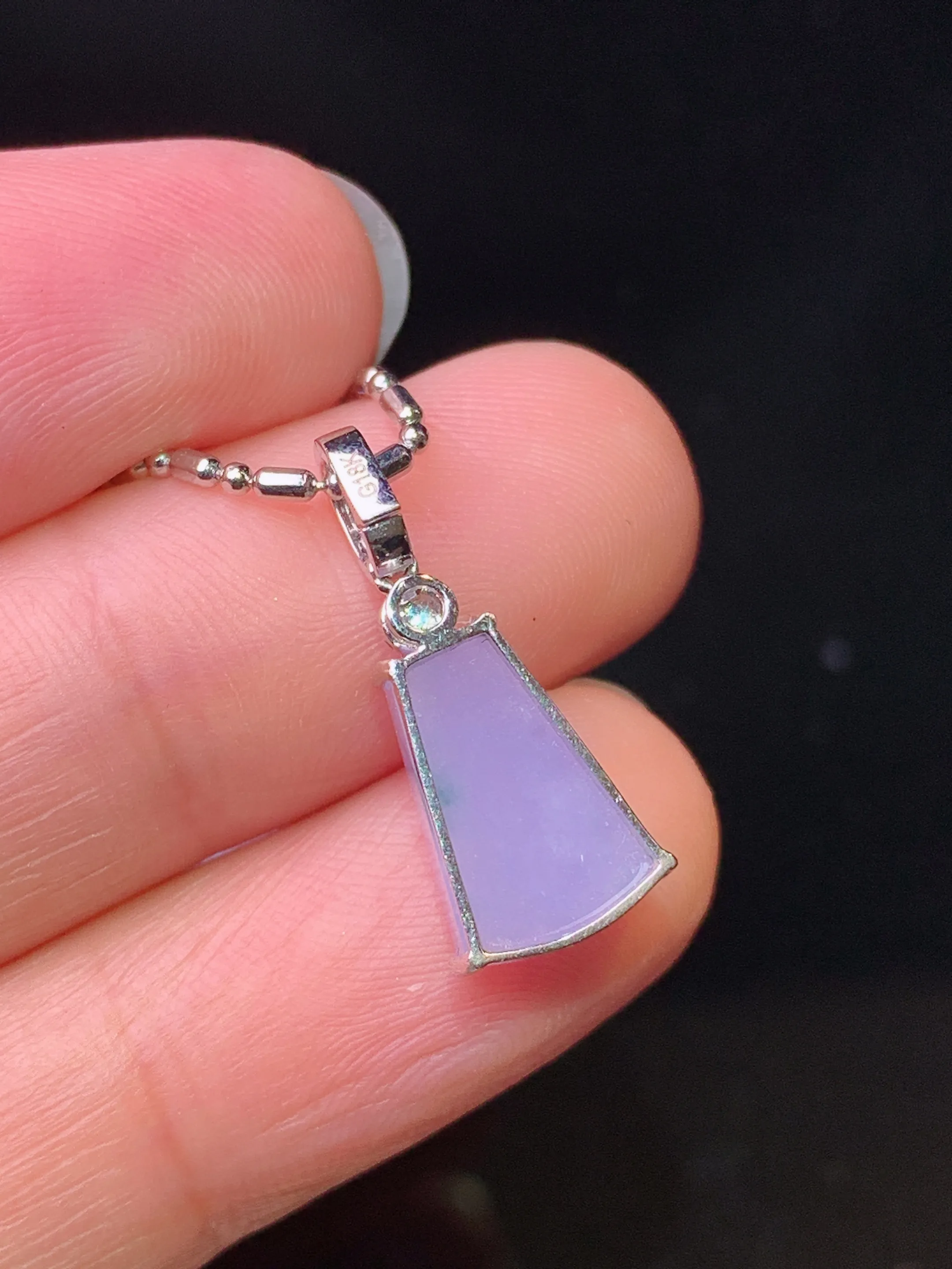 18k金钻镶嵌紫罗兰无事牌吊坠 玉质细腻 色泽艳丽清新 整体尺寸20*7.2*4.7